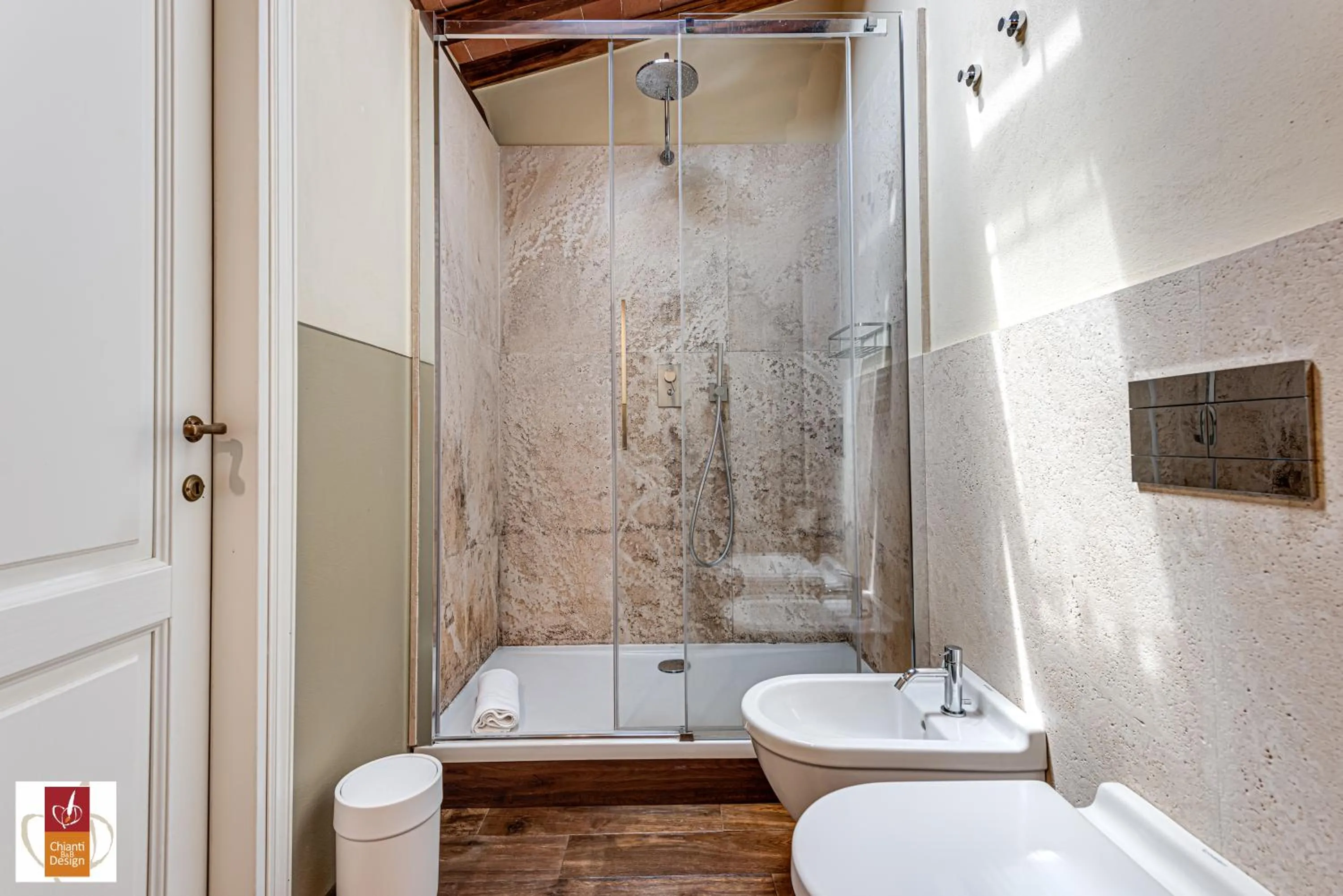 Shower in Chianti B&B Design infinity pool shared