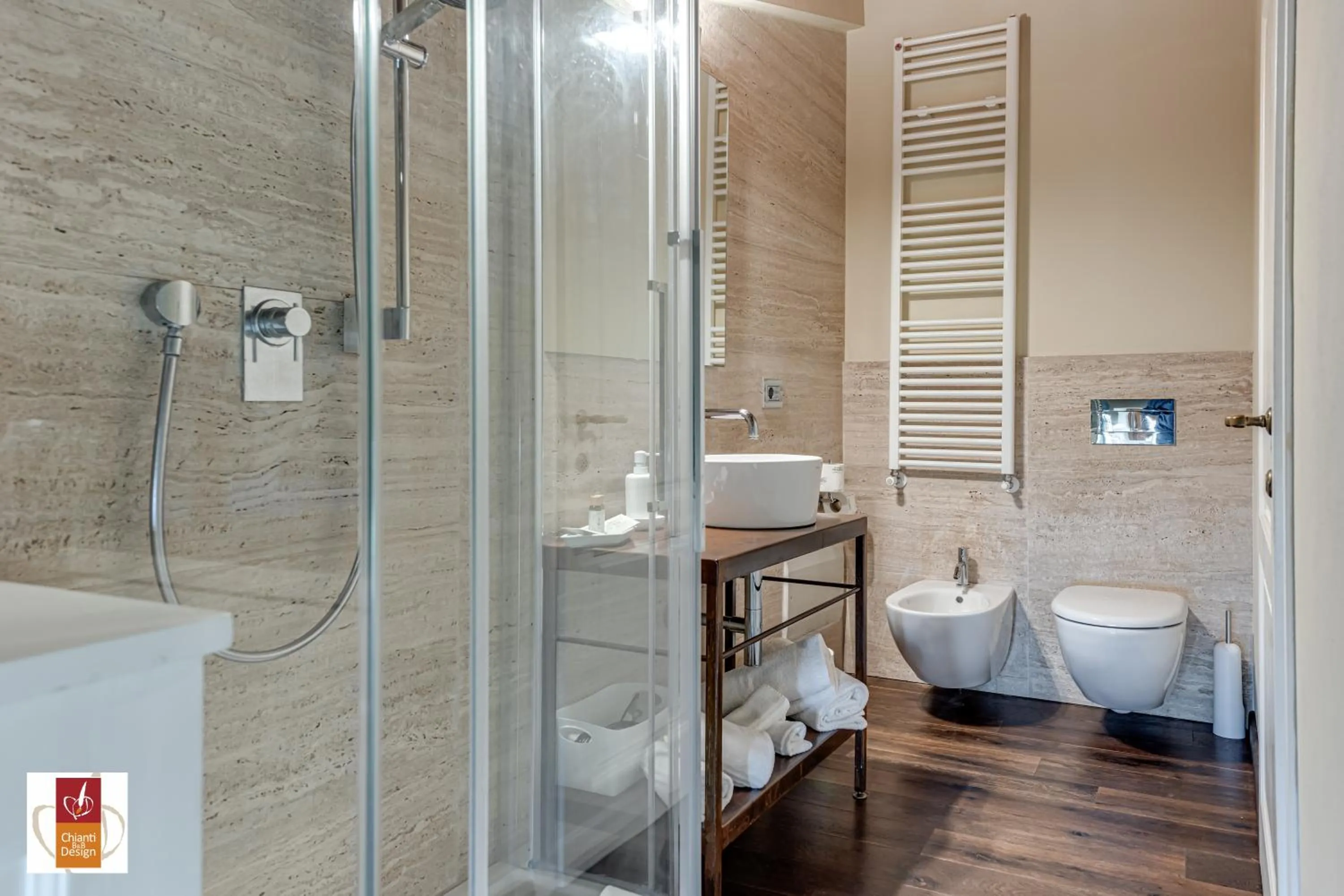 Shower in Chianti B&B Design infinity pool shared