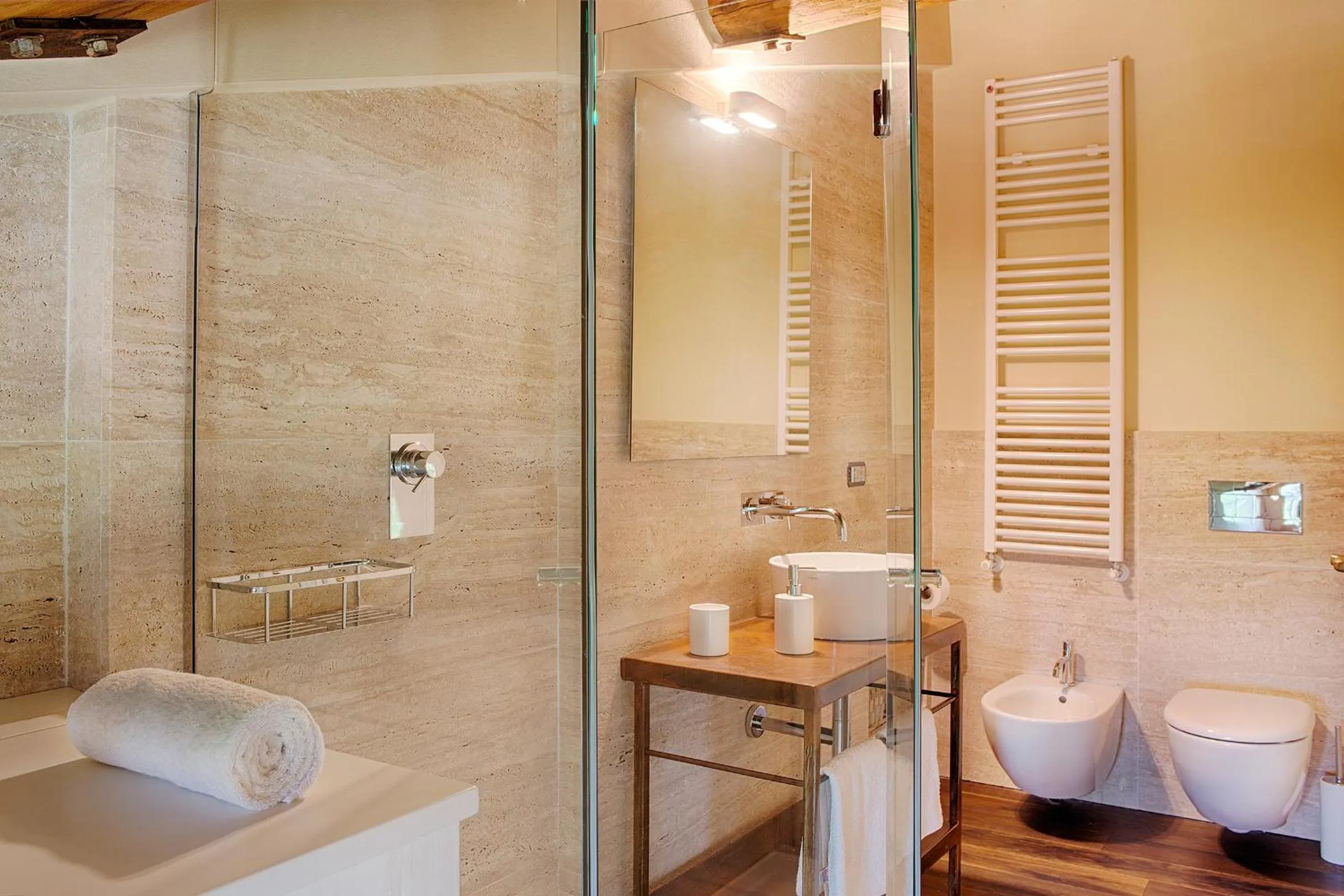 Shower in Chianti B&B Design infinity pool shared