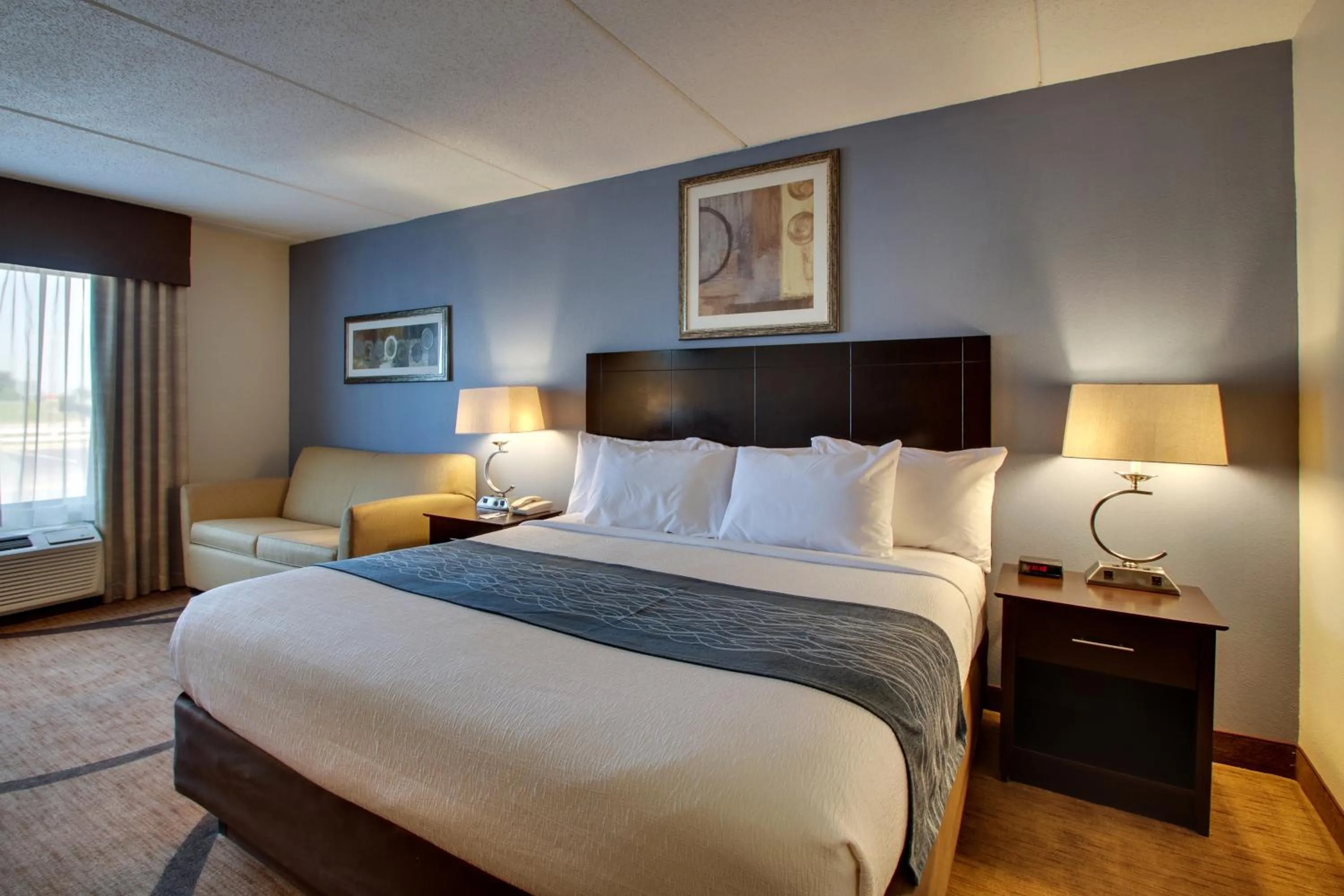 Bed in Greenfield Inn & Suites Owensboro, KY Airport