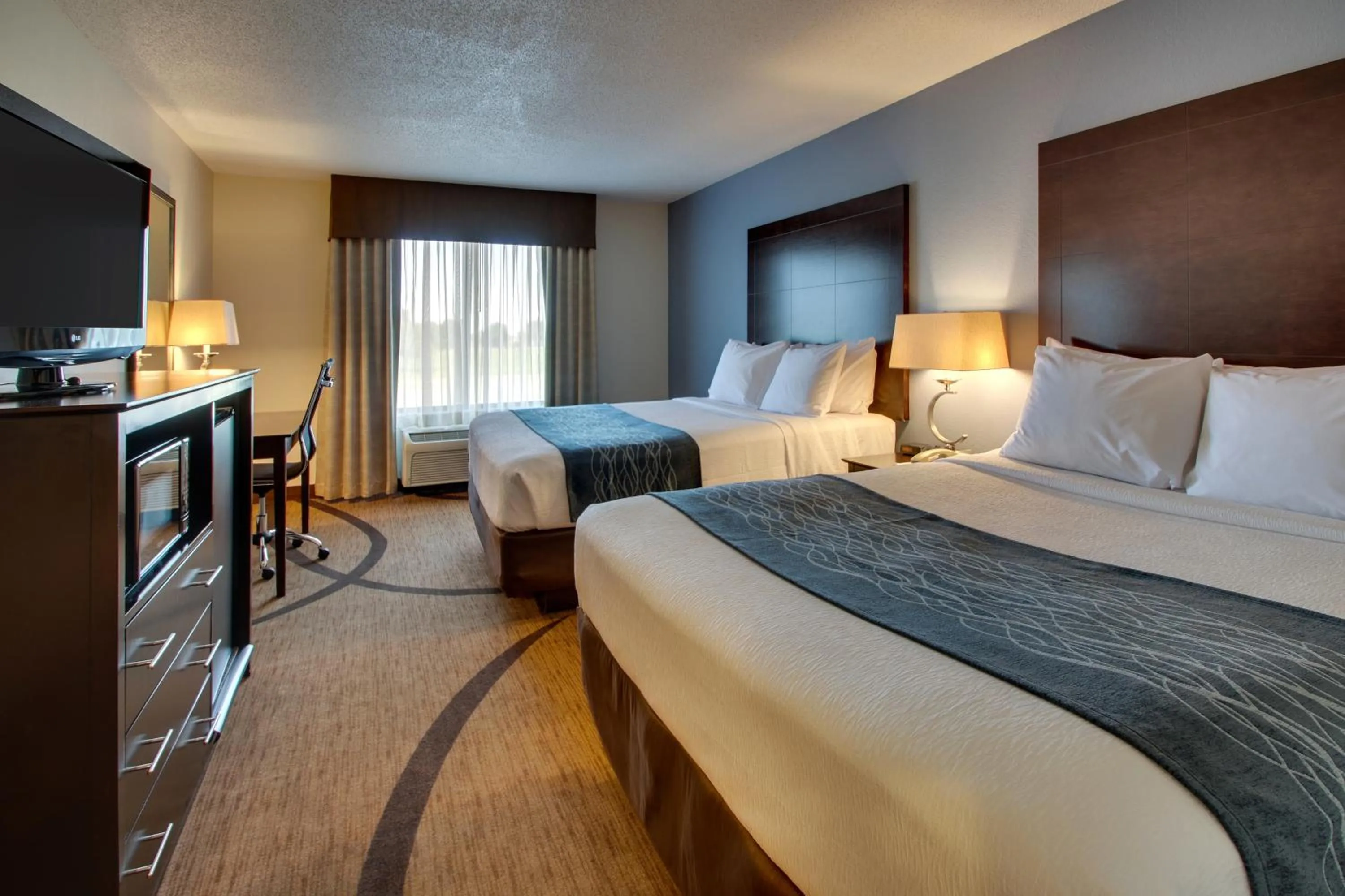 Bed in Greenfield Inn & Suites Owensboro, KY Airport