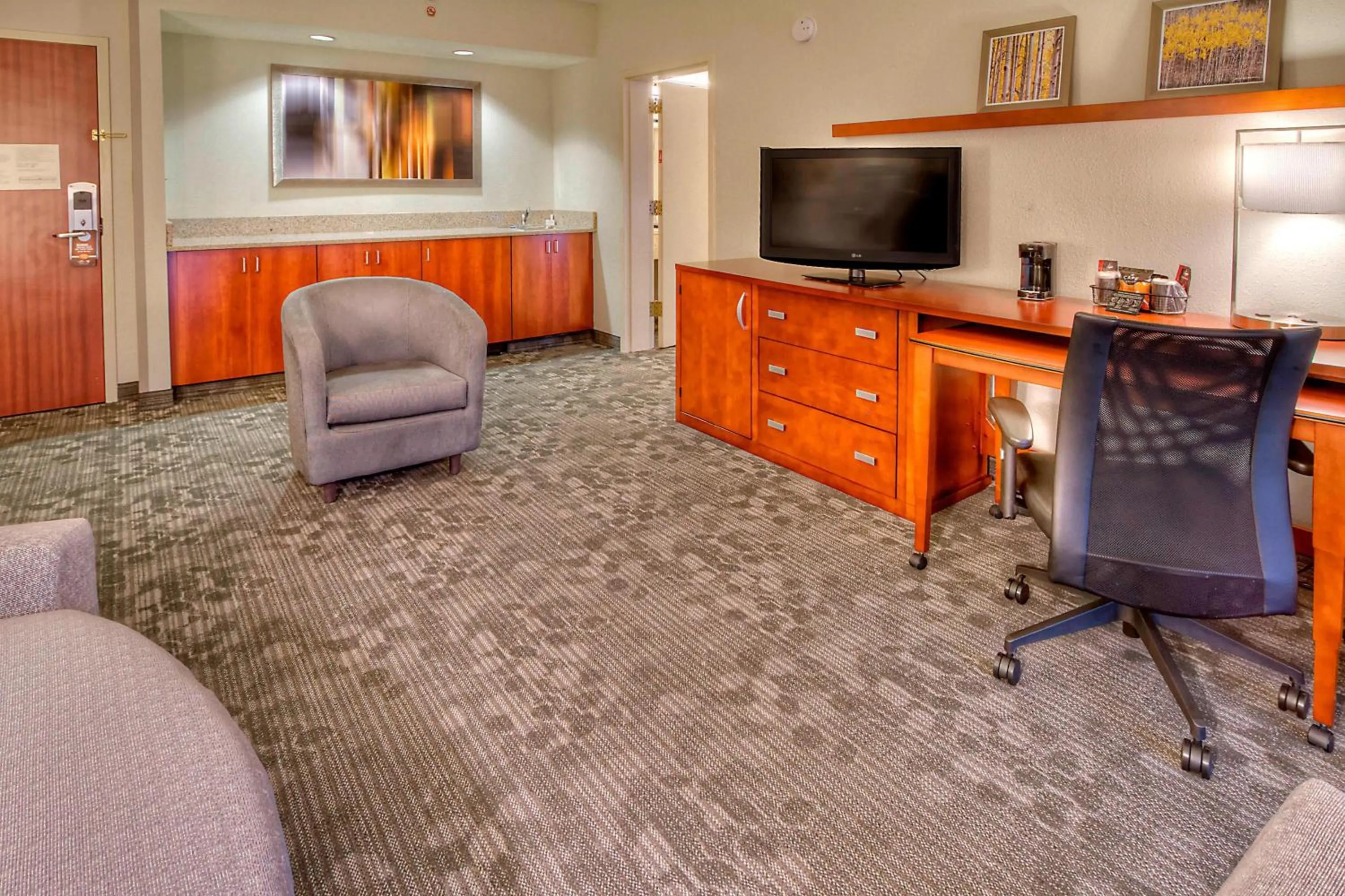 Living room in Courtyard by Marriott Burlington