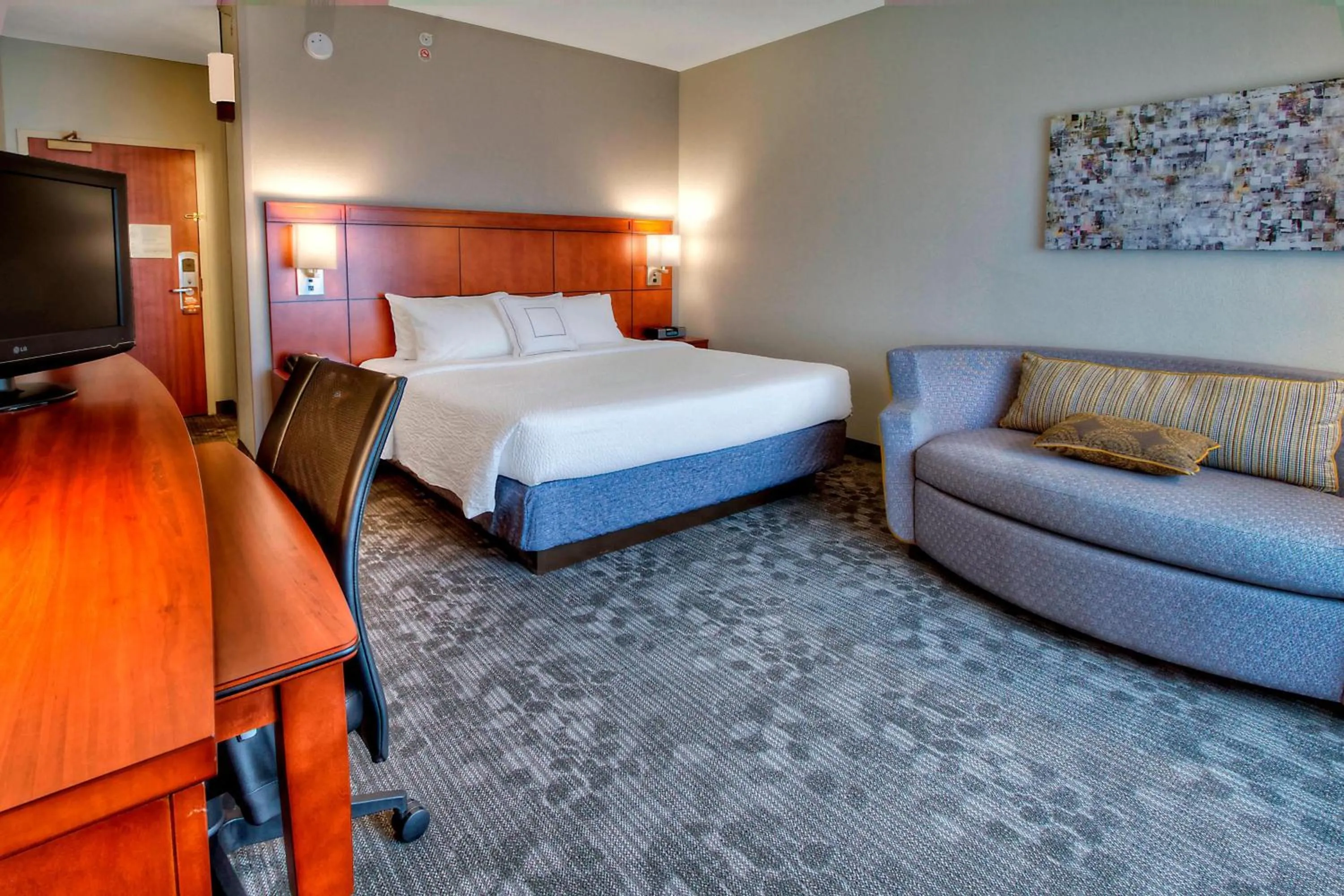 Photo of the whole room, Bed in Courtyard by Marriott Burlington