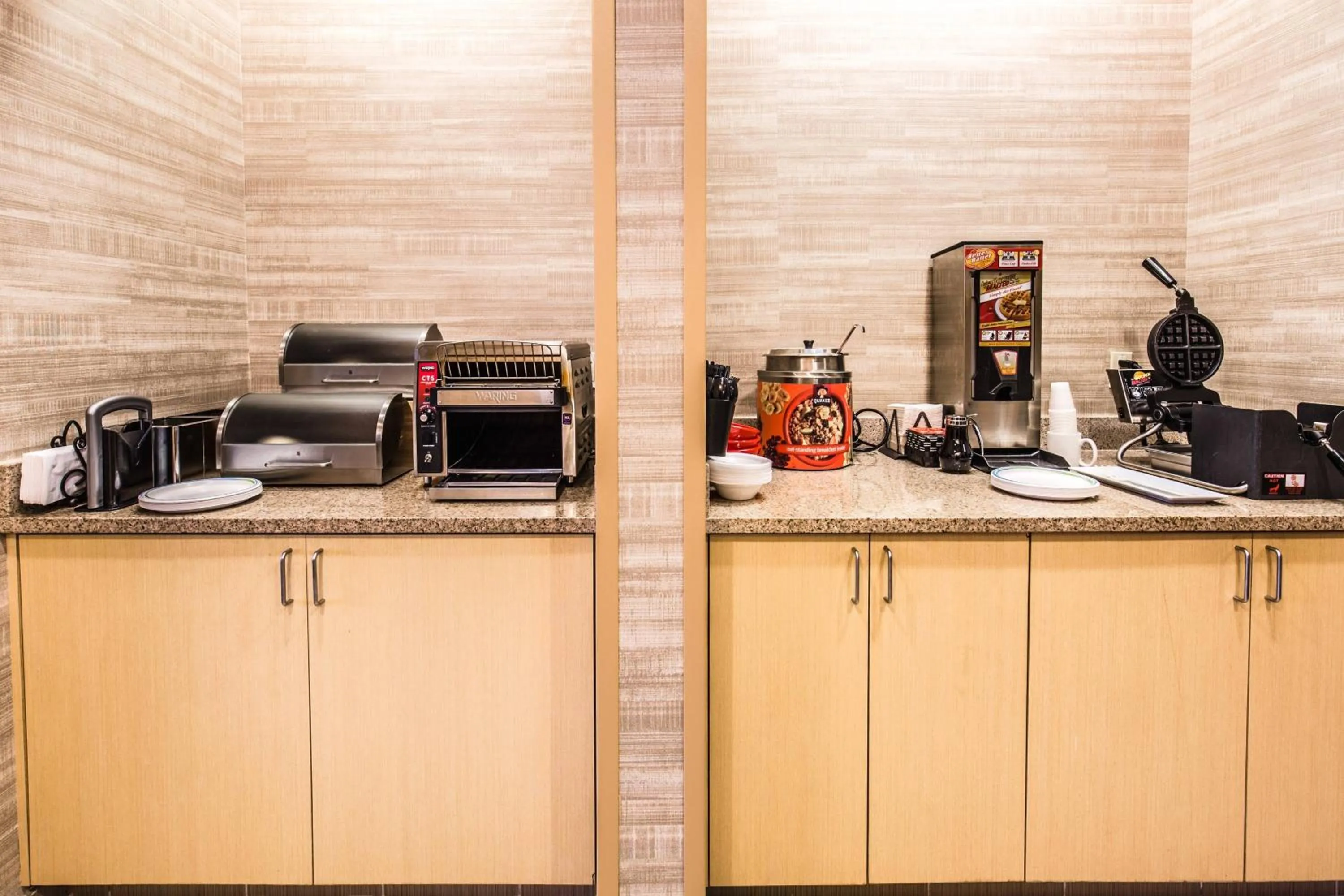 Breakfast in TownePlace Suites by Marriott Gilford