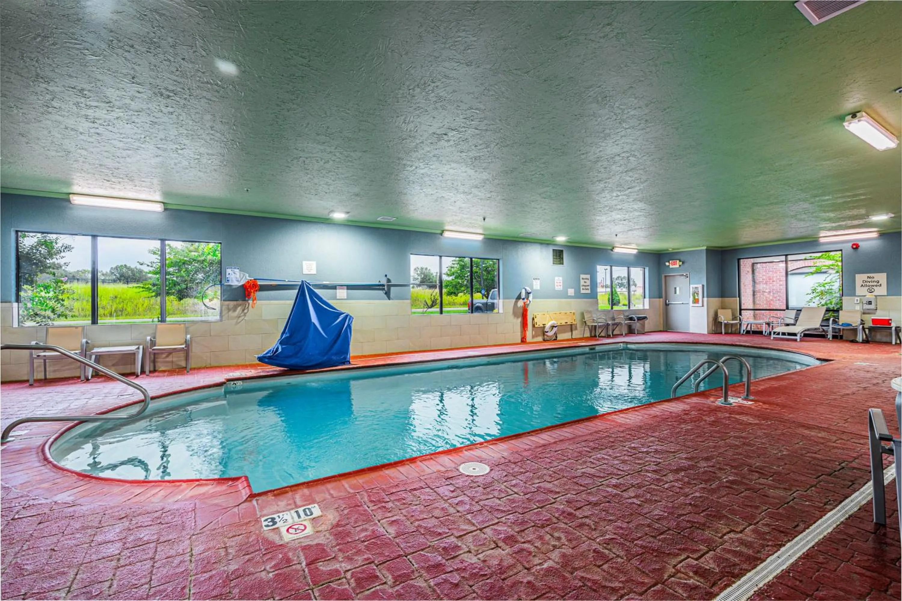 Swimming pool in Holiday Inn Express Hotel & Suites Franklin by IHG