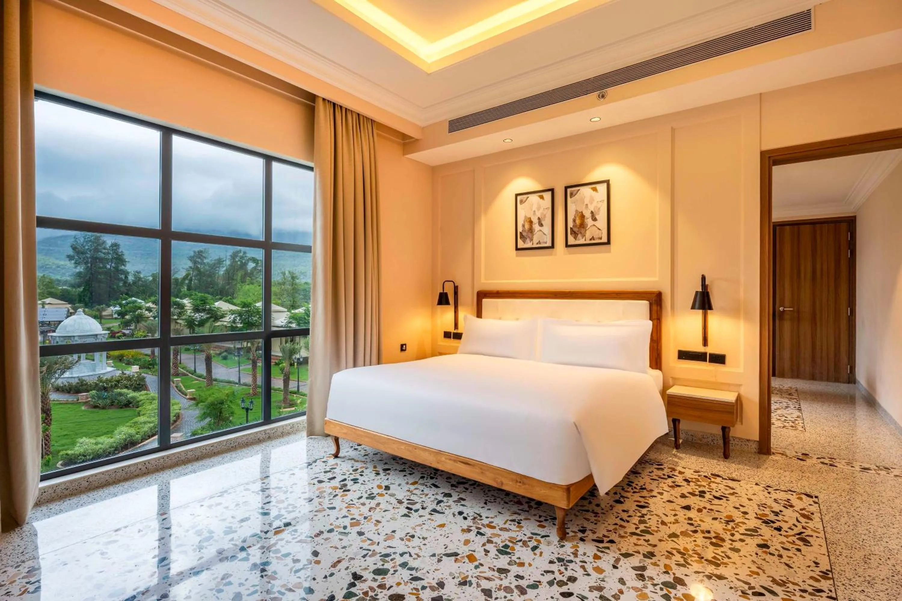 Bedroom, Bed in Radisson Blu Plaza Resort & Convention Centre Karjat