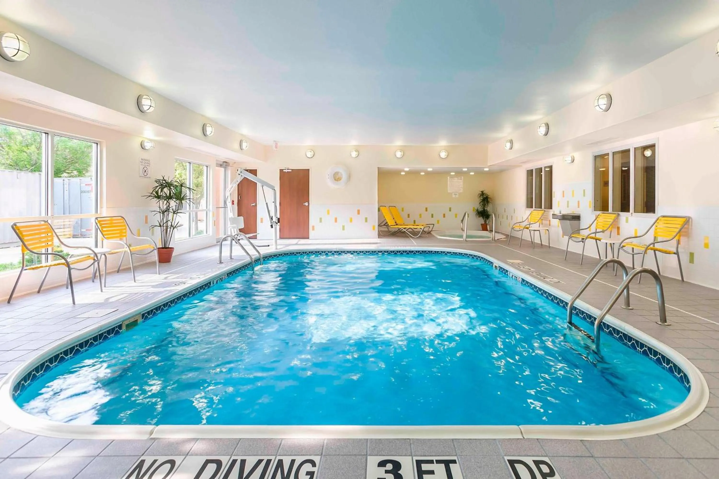 Swimming pool in Fairfield Inn & Suites Holland