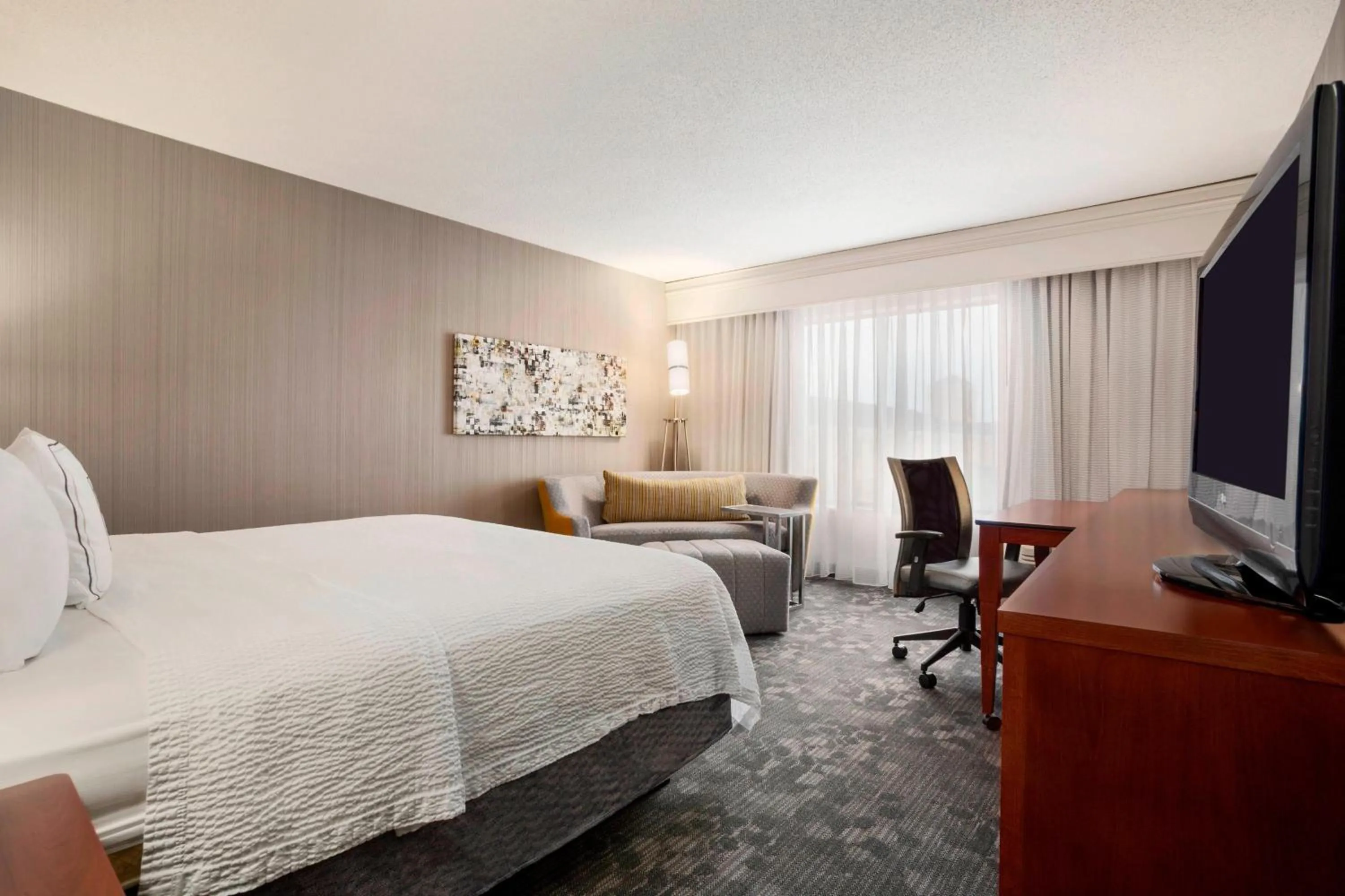 Photo of the whole room, Bed in Courtyard by Marriott Springfield