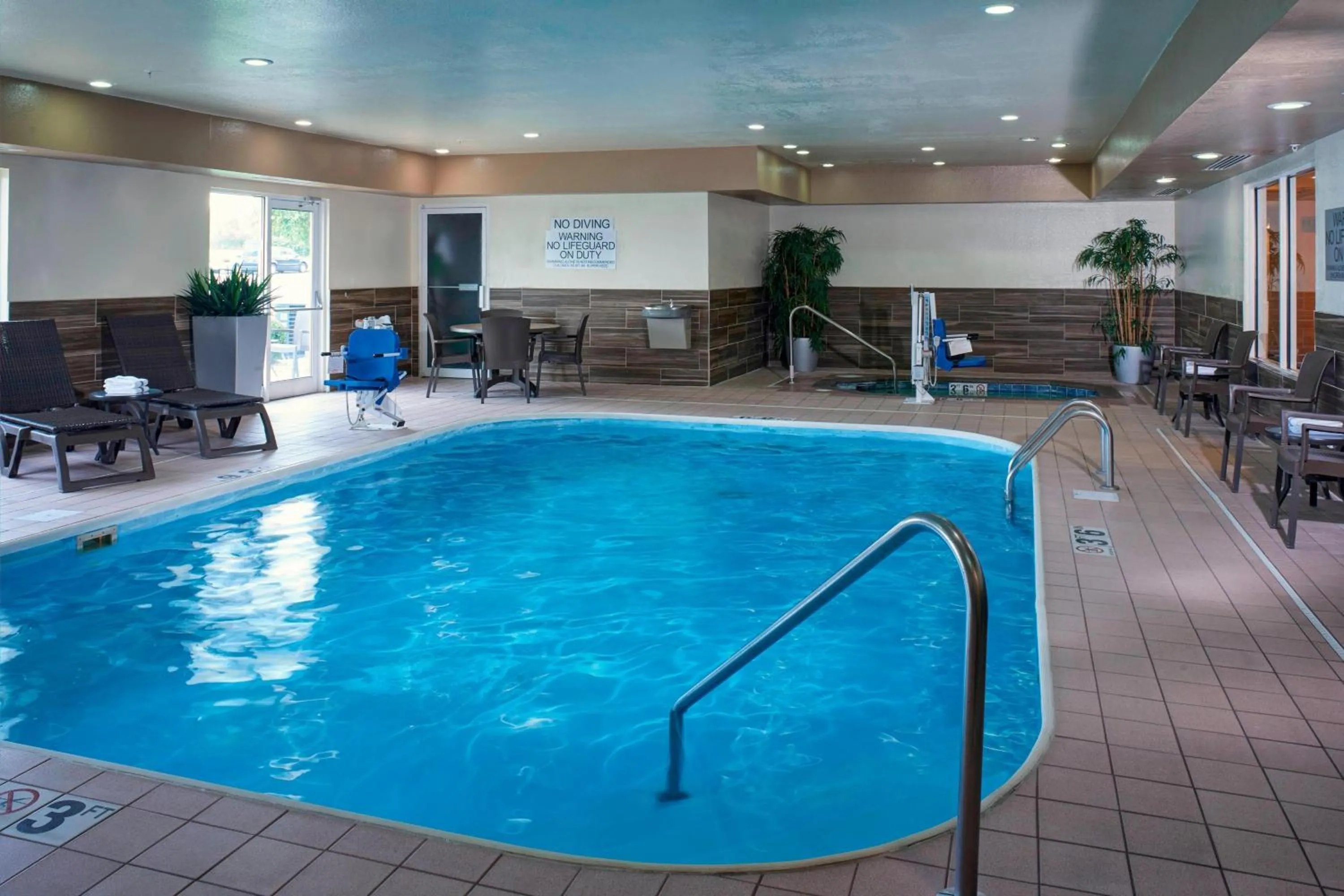 Swimming pool in Fairfield Inn by Marriott Richmond
