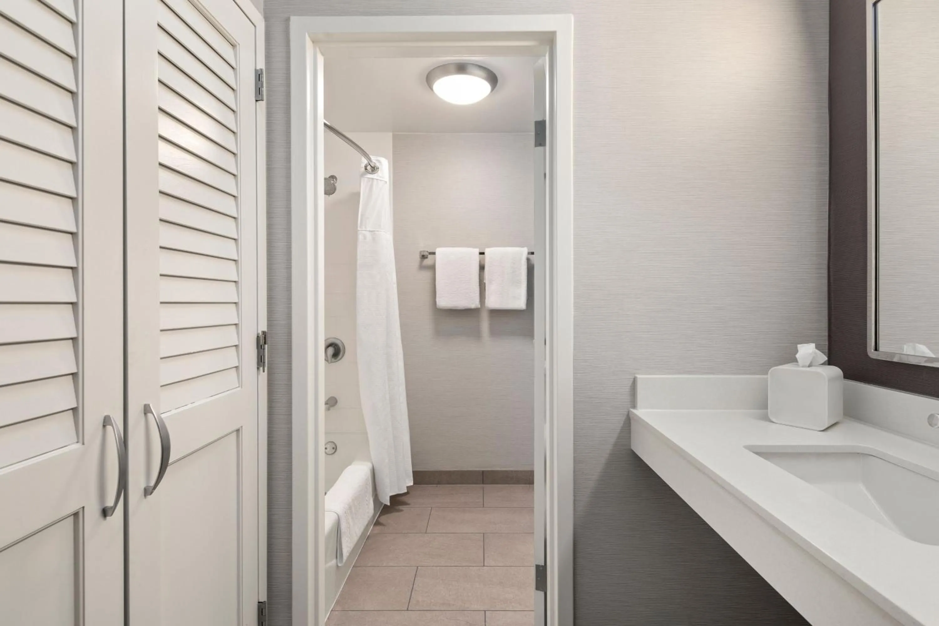 Bathroom in Courtyard by Marriott Chicago Waukegan / Gurnee