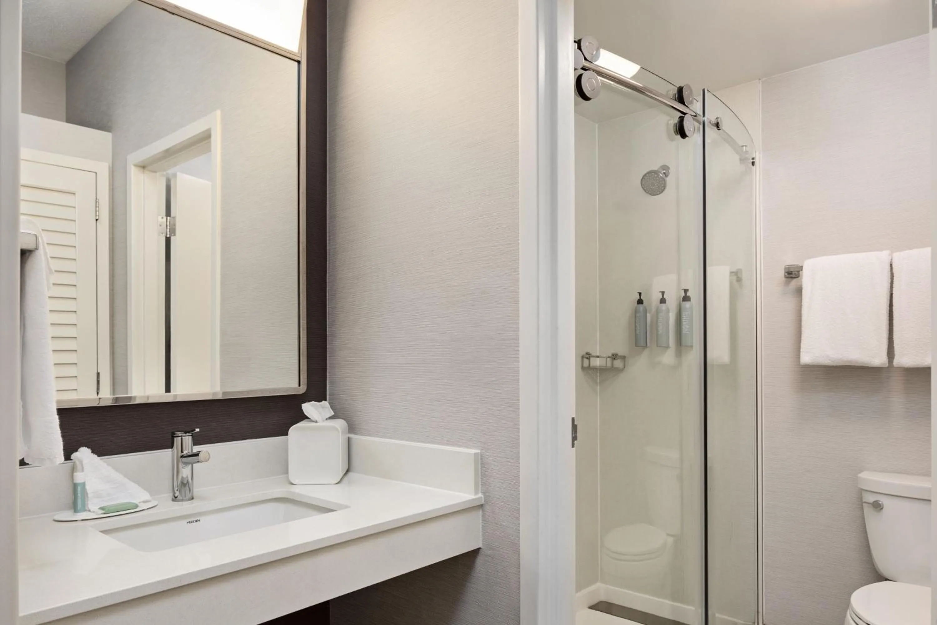 Bathroom in Courtyard by Marriott Chicago Waukegan / Gurnee