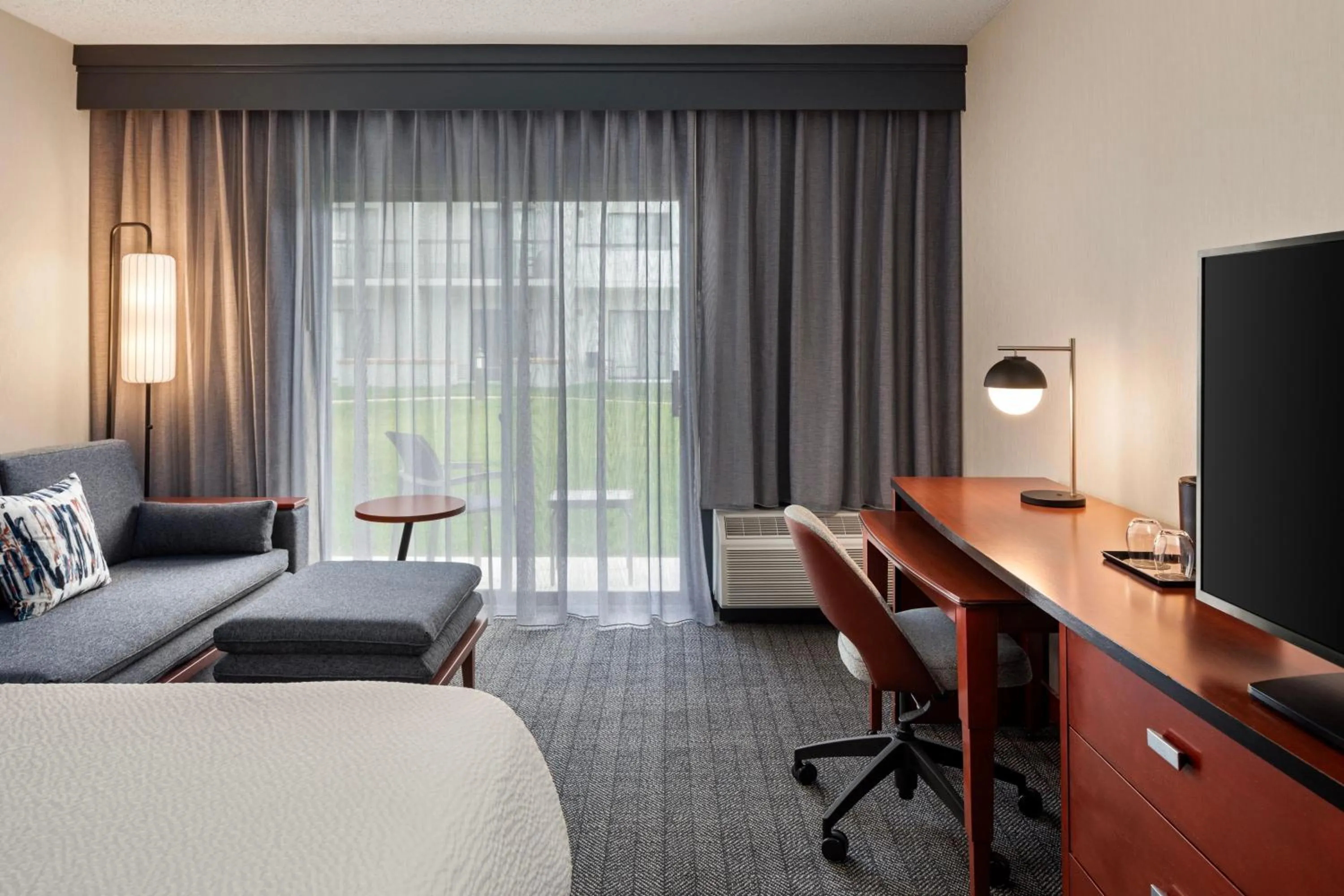 Photo of the whole room, Bed in Courtyard by Marriott Chicago Waukegan / Gurnee