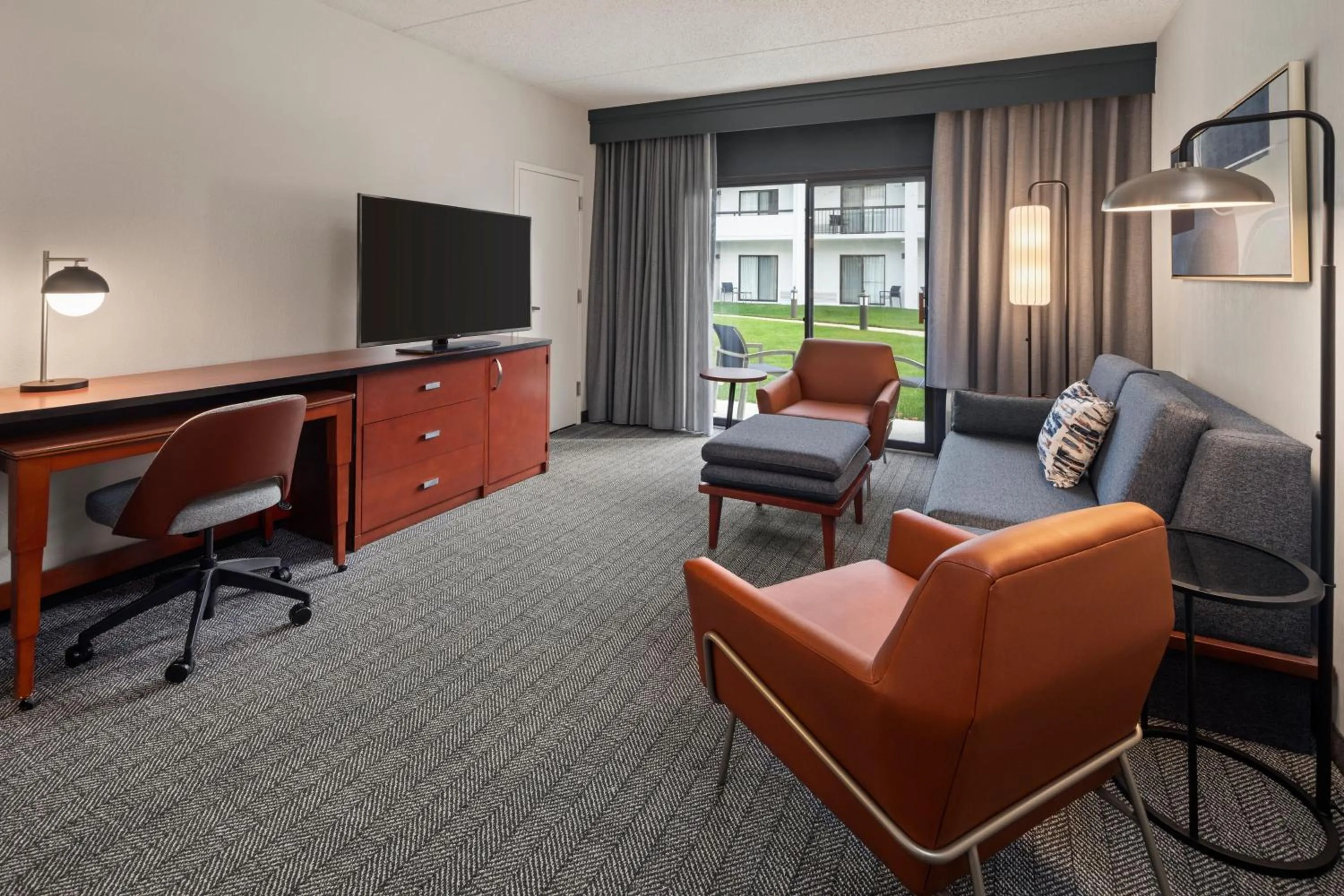 Living room in Courtyard by Marriott Chicago Waukegan / Gurnee