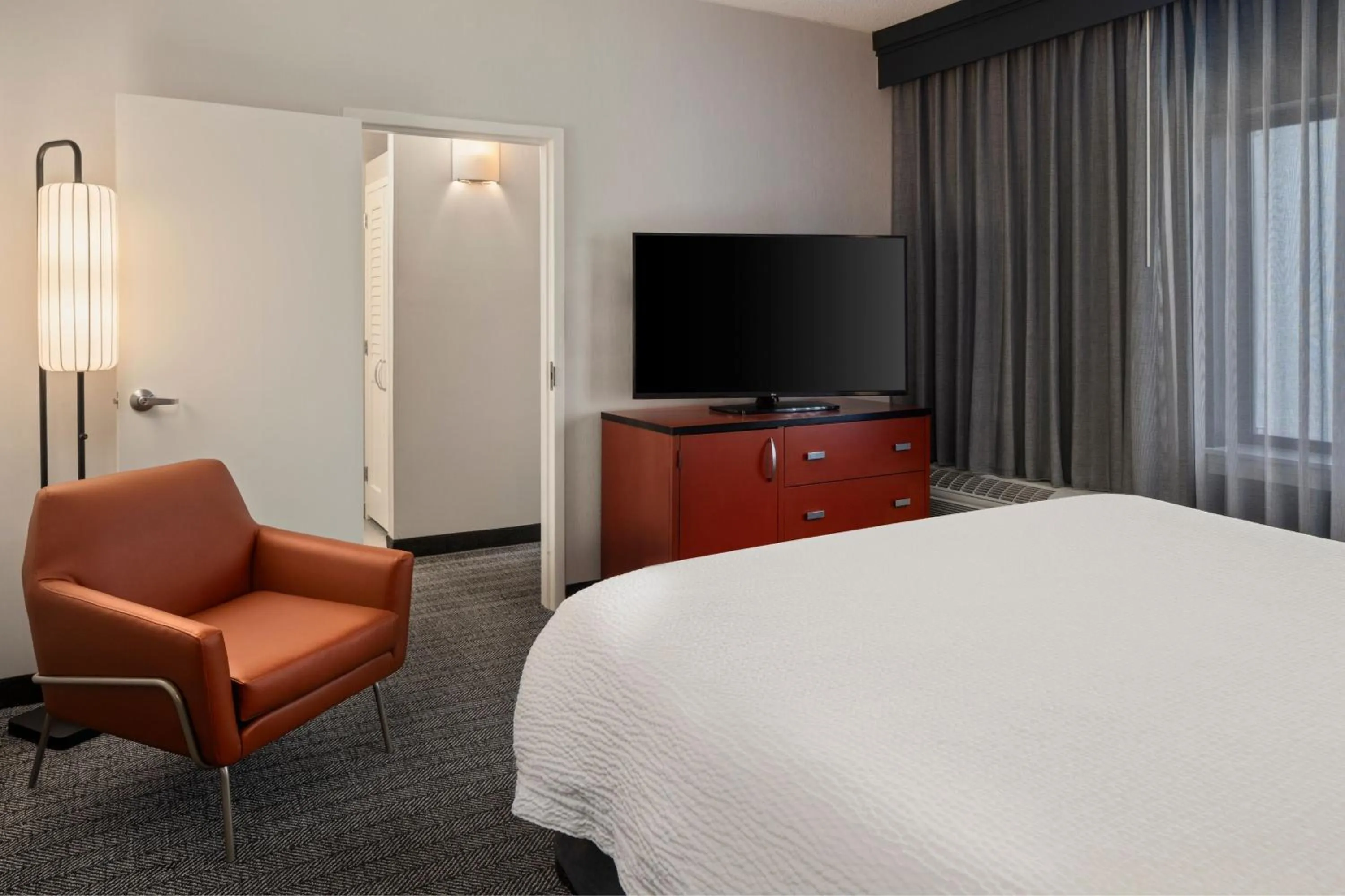 Bedroom, Bed in Courtyard by Marriott Chicago Waukegan / Gurnee