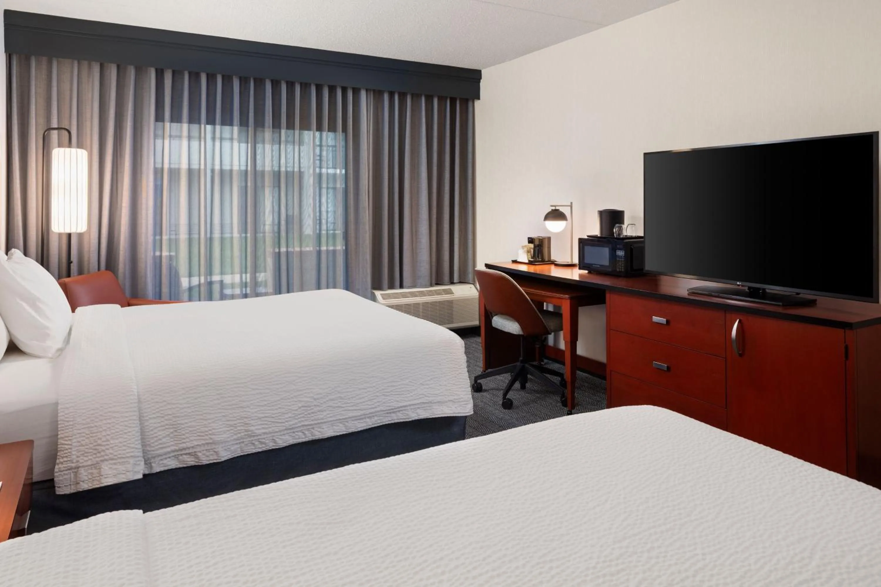 Photo of the whole room, Bed in Courtyard by Marriott Chicago Waukegan / Gurnee