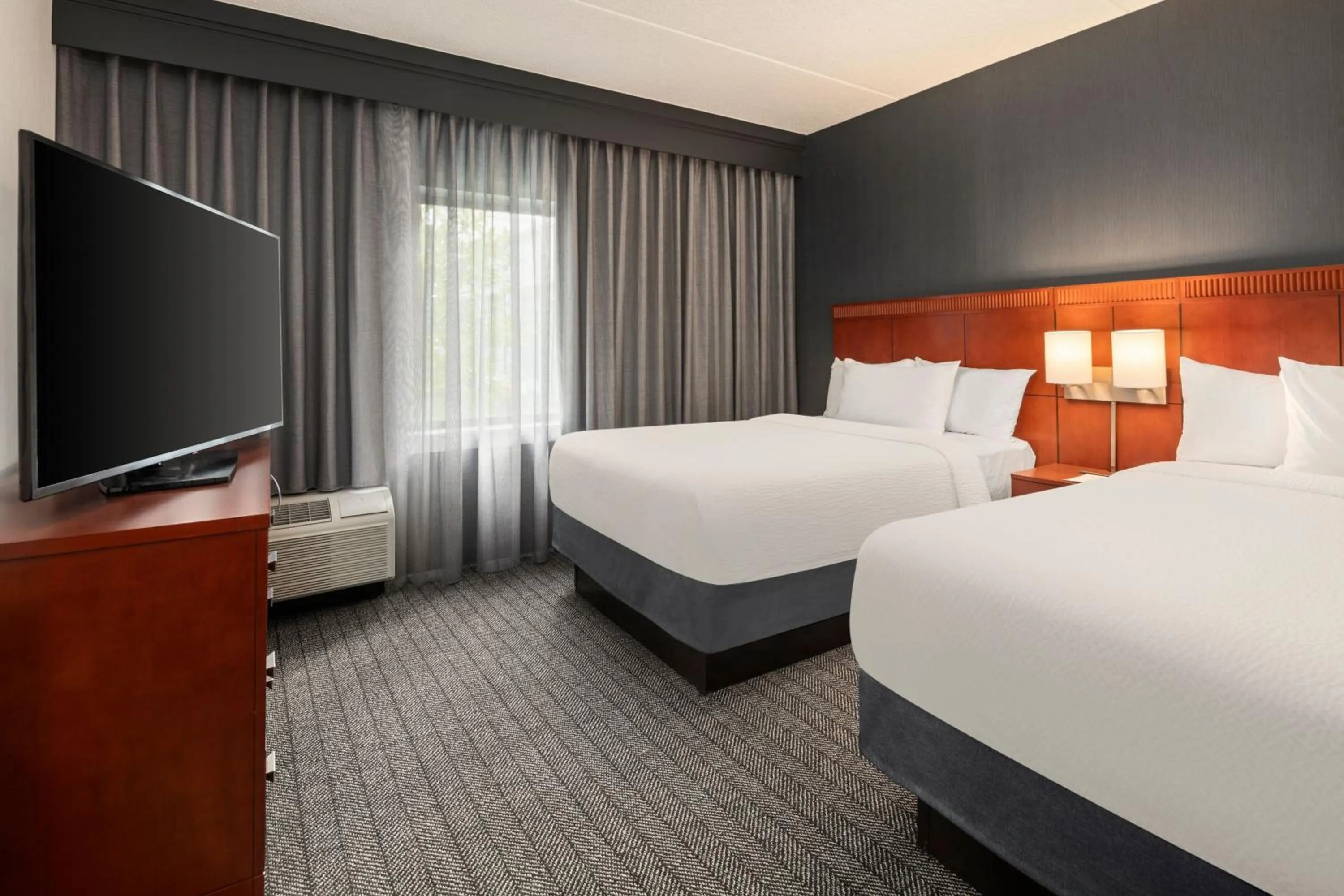 Bedroom, Bed in Courtyard by Marriott Chicago Waukegan / Gurnee