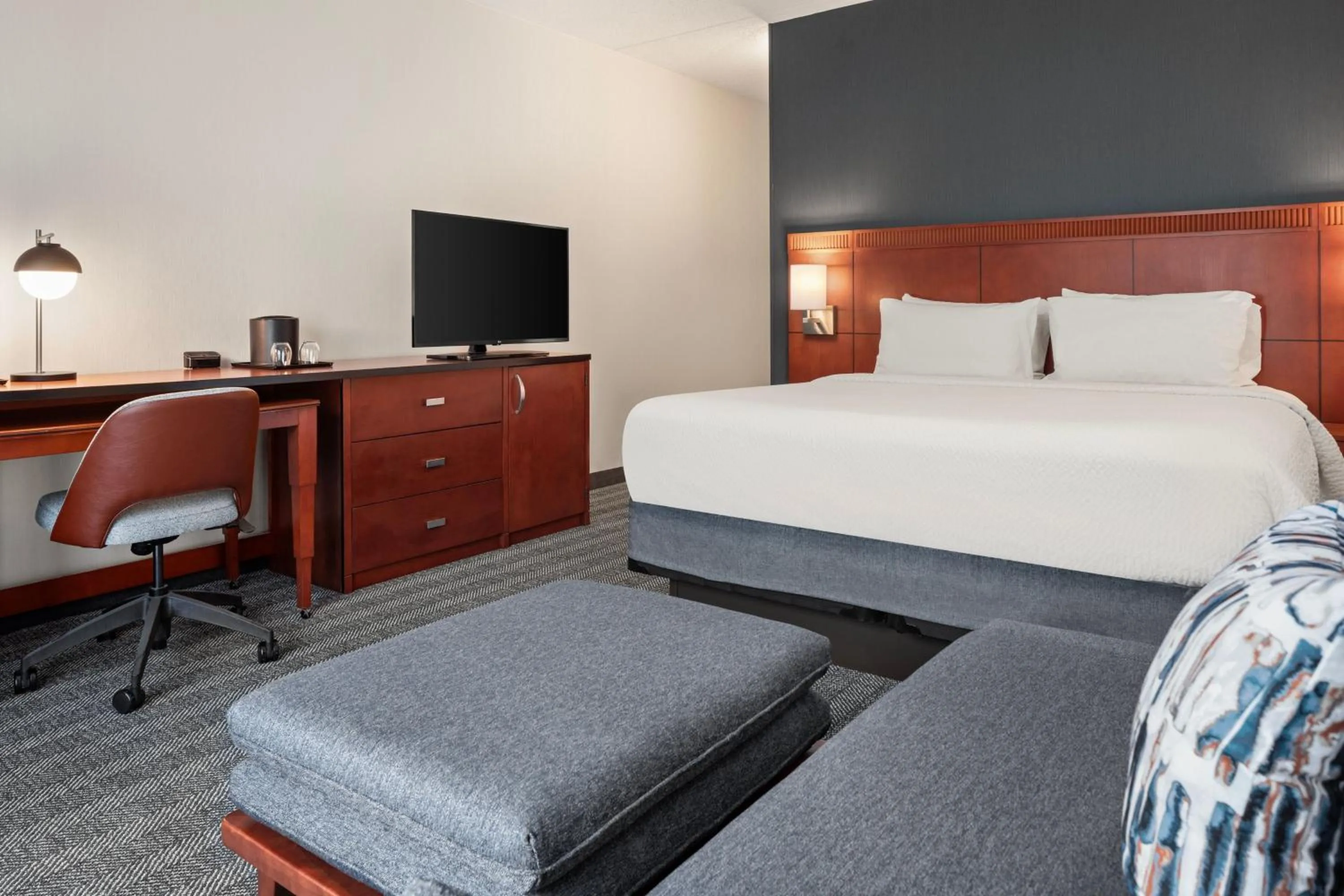 Photo of the whole room, Bed in Courtyard by Marriott Chicago Waukegan / Gurnee