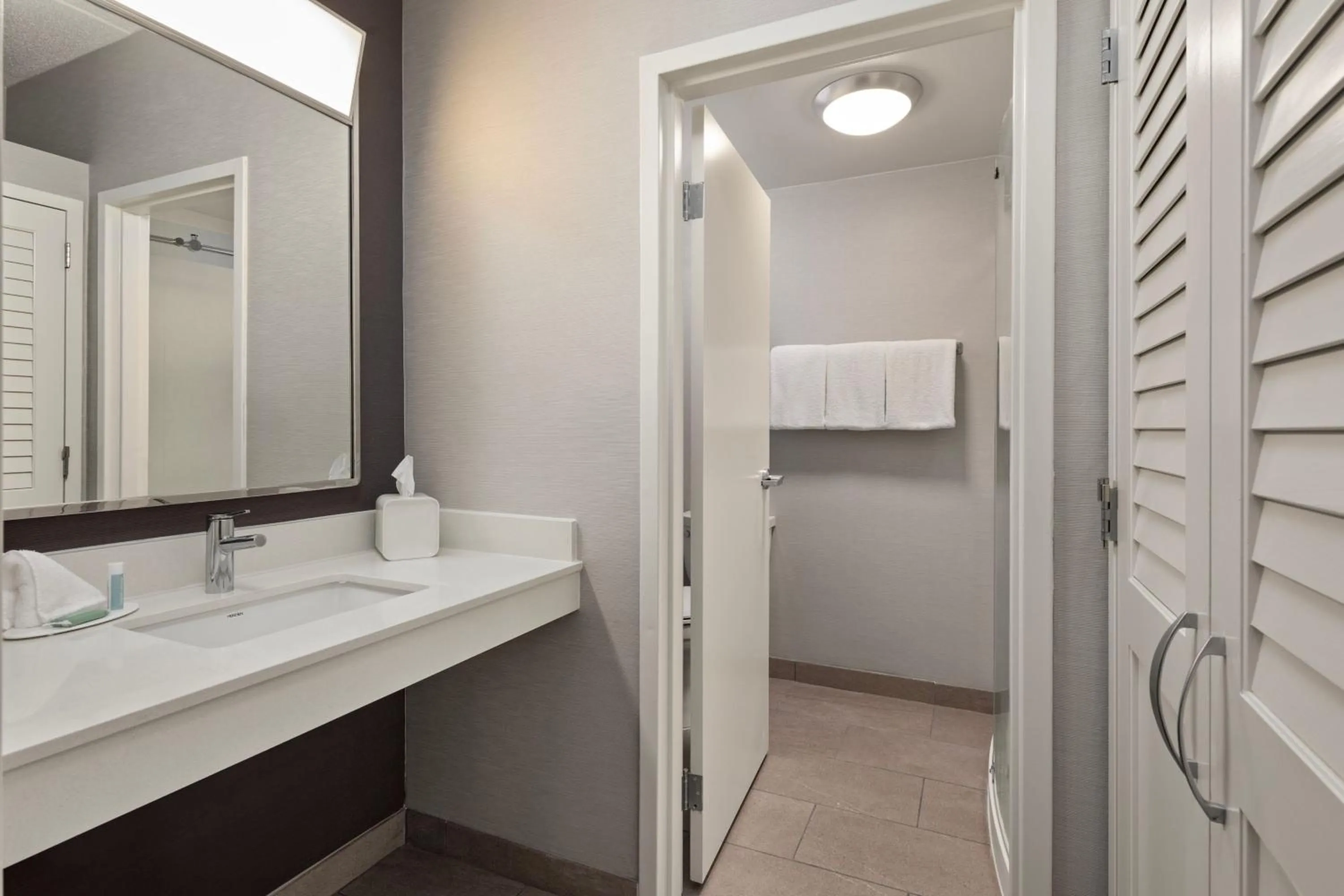 Bathroom in Courtyard by Marriott Chicago Waukegan / Gurnee