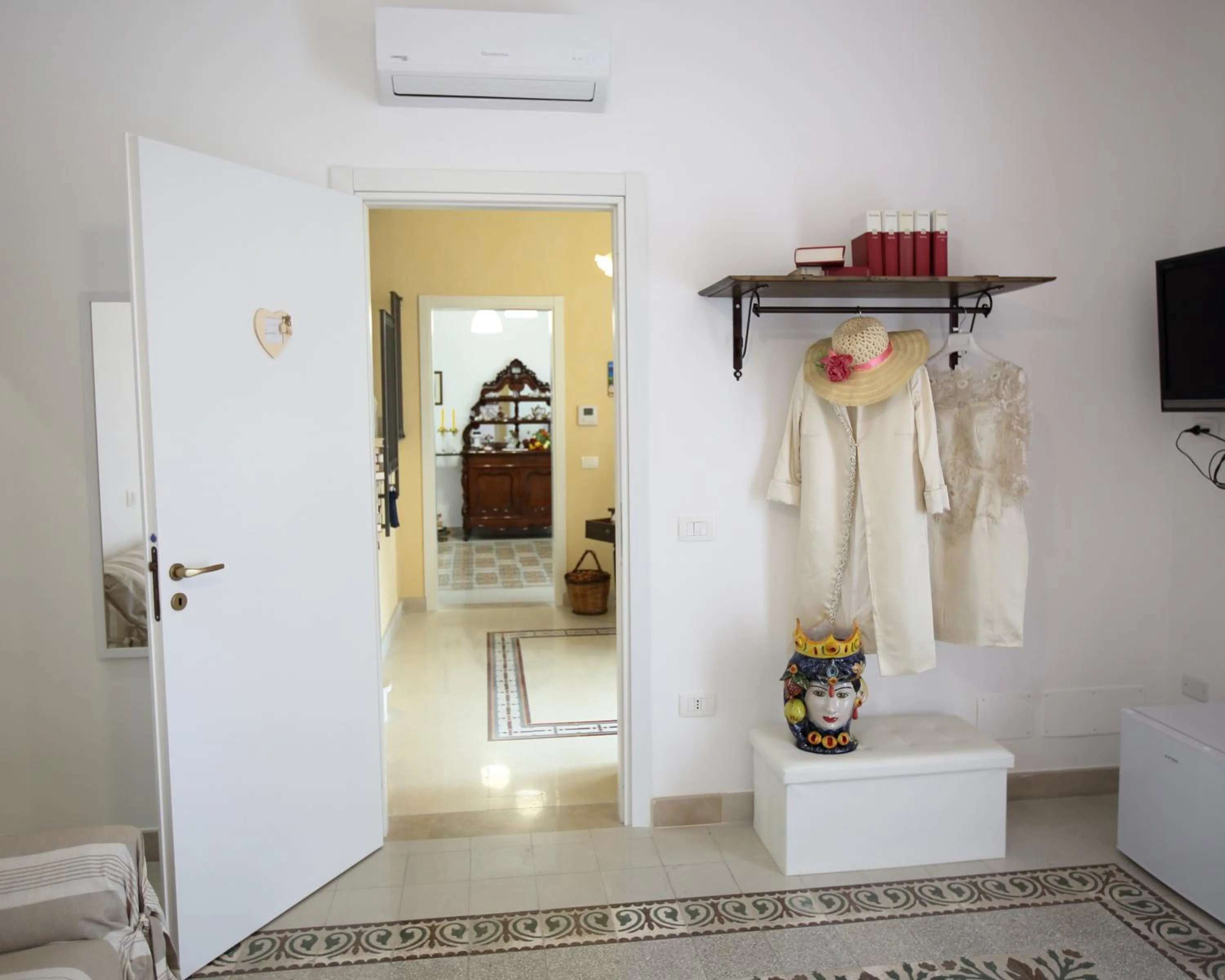 Photo of the whole room in "Suliscenti" Dimora Siciliana B&B