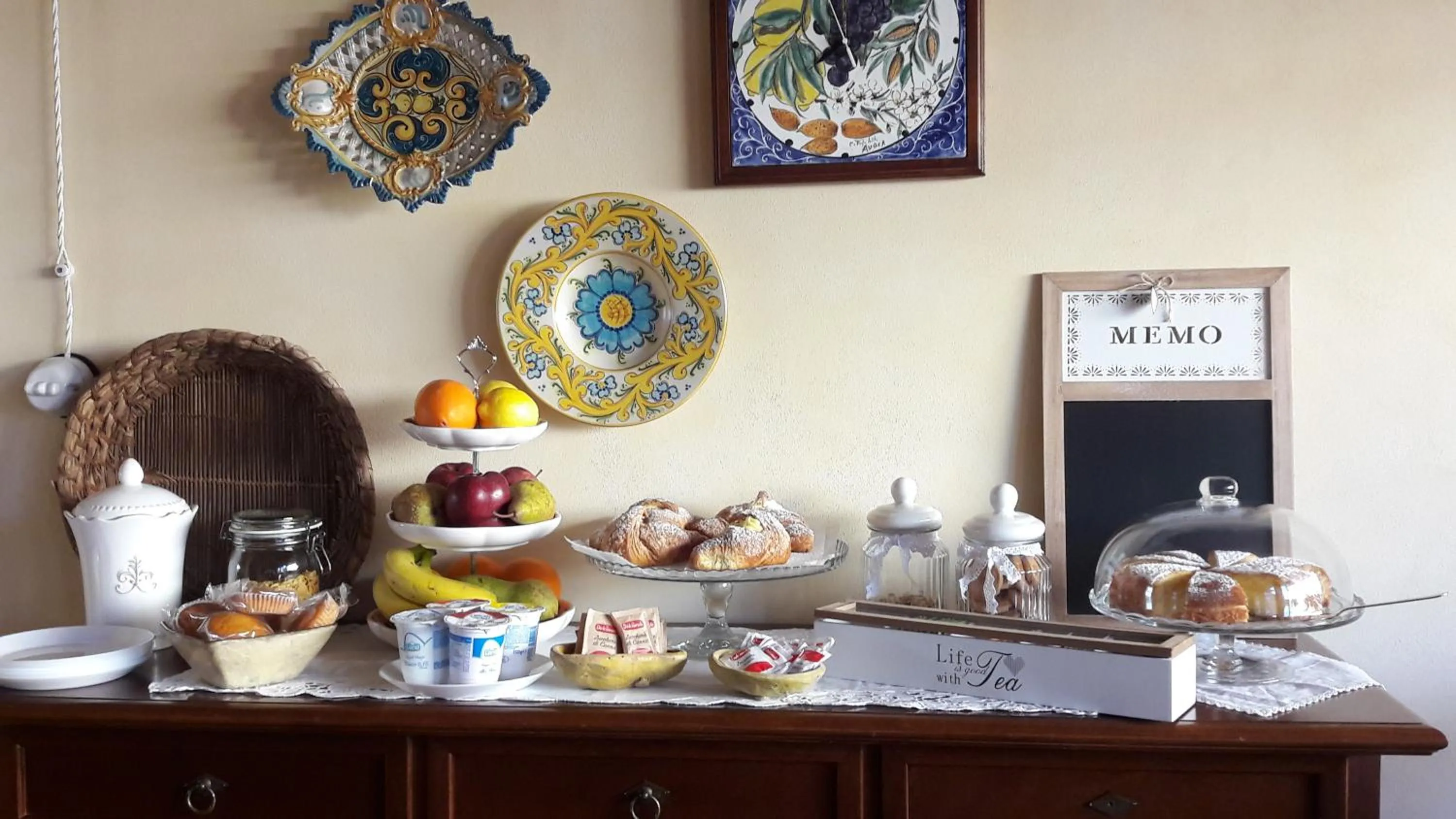 Food and drinks in "Suliscenti" Dimora Siciliana B&B