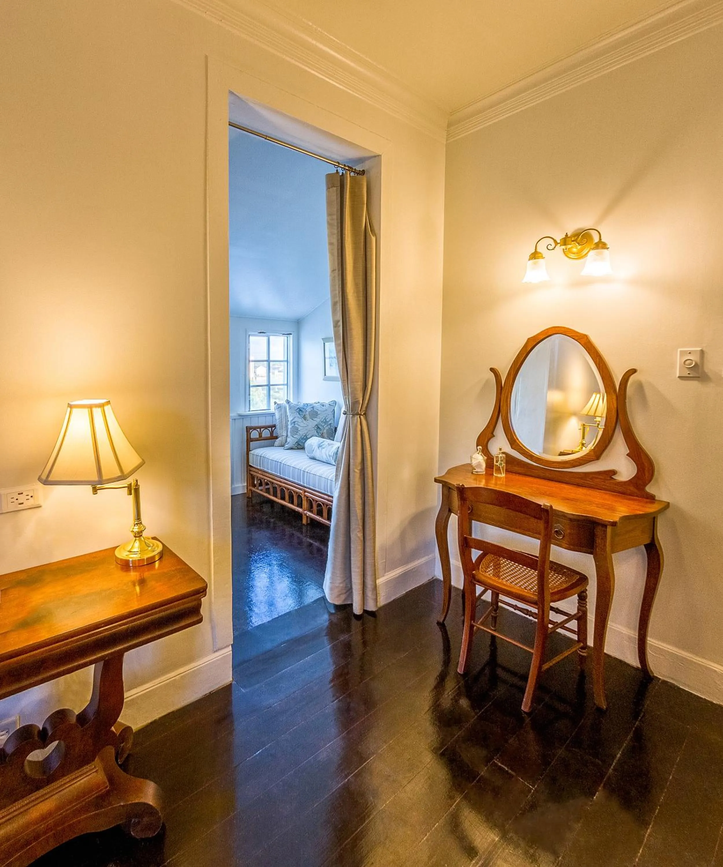 Seating area, Bed in Turks Head Inne