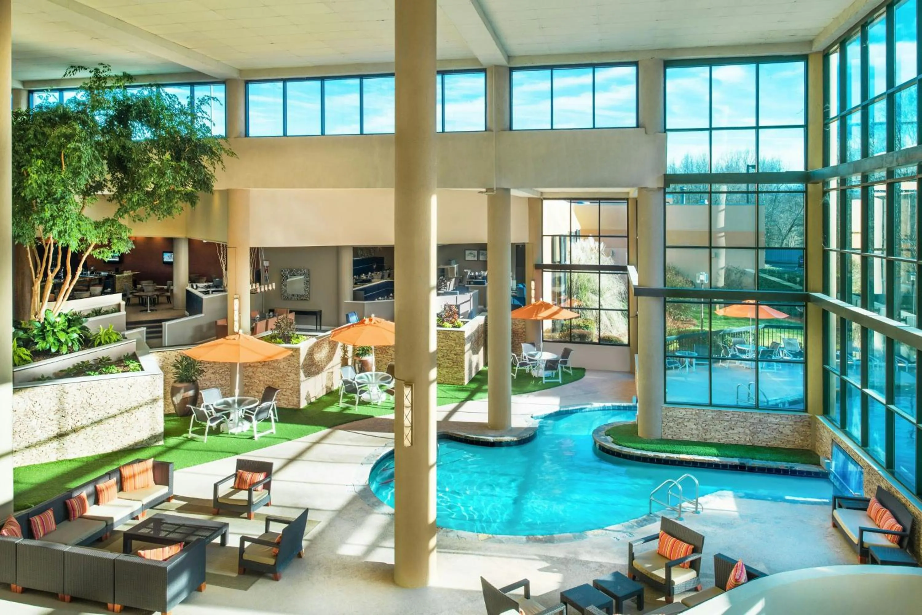 Swimming pool in Sheraton Charlotte Airport