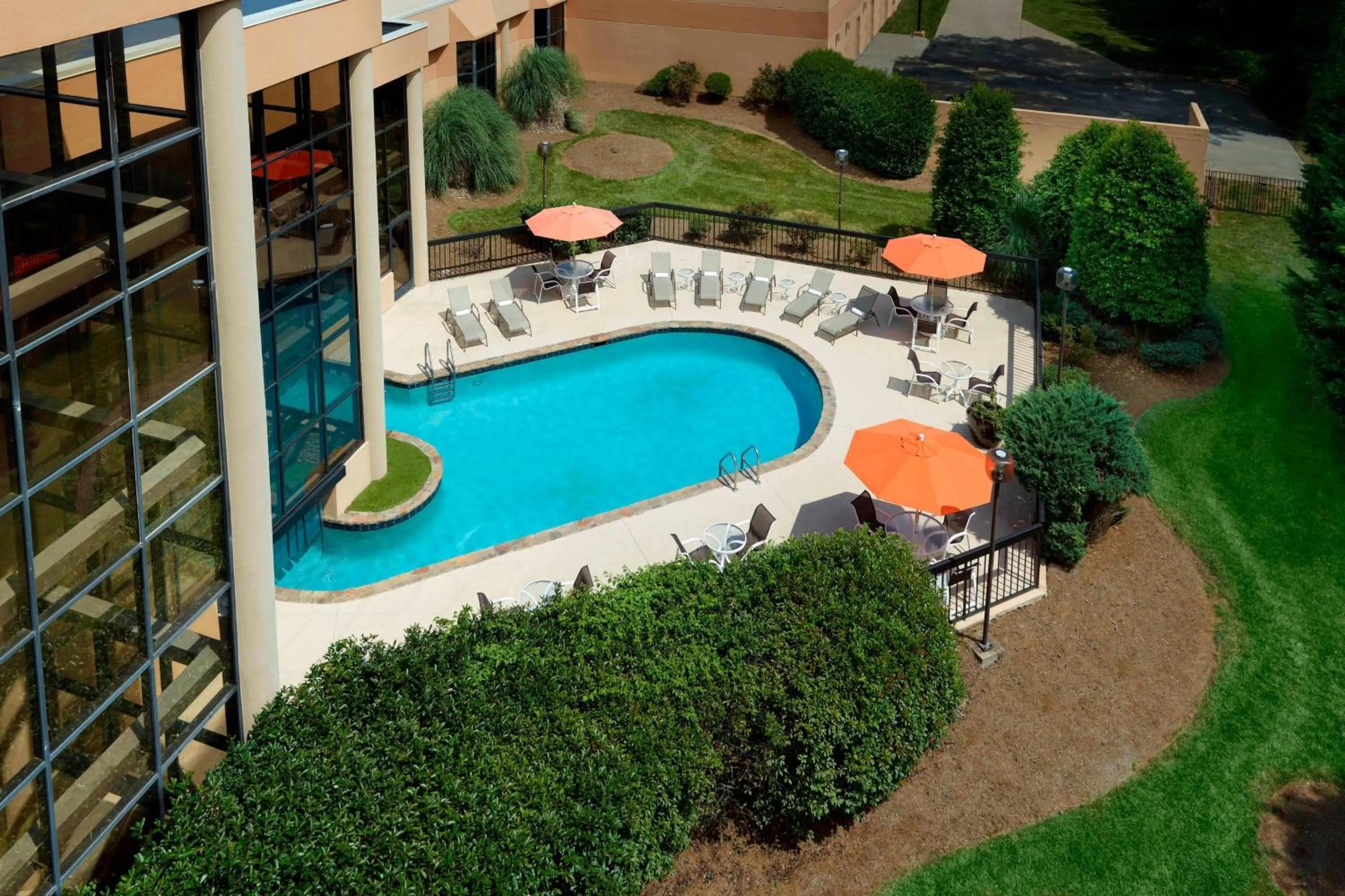 Swimming pool in Sheraton Charlotte Airport