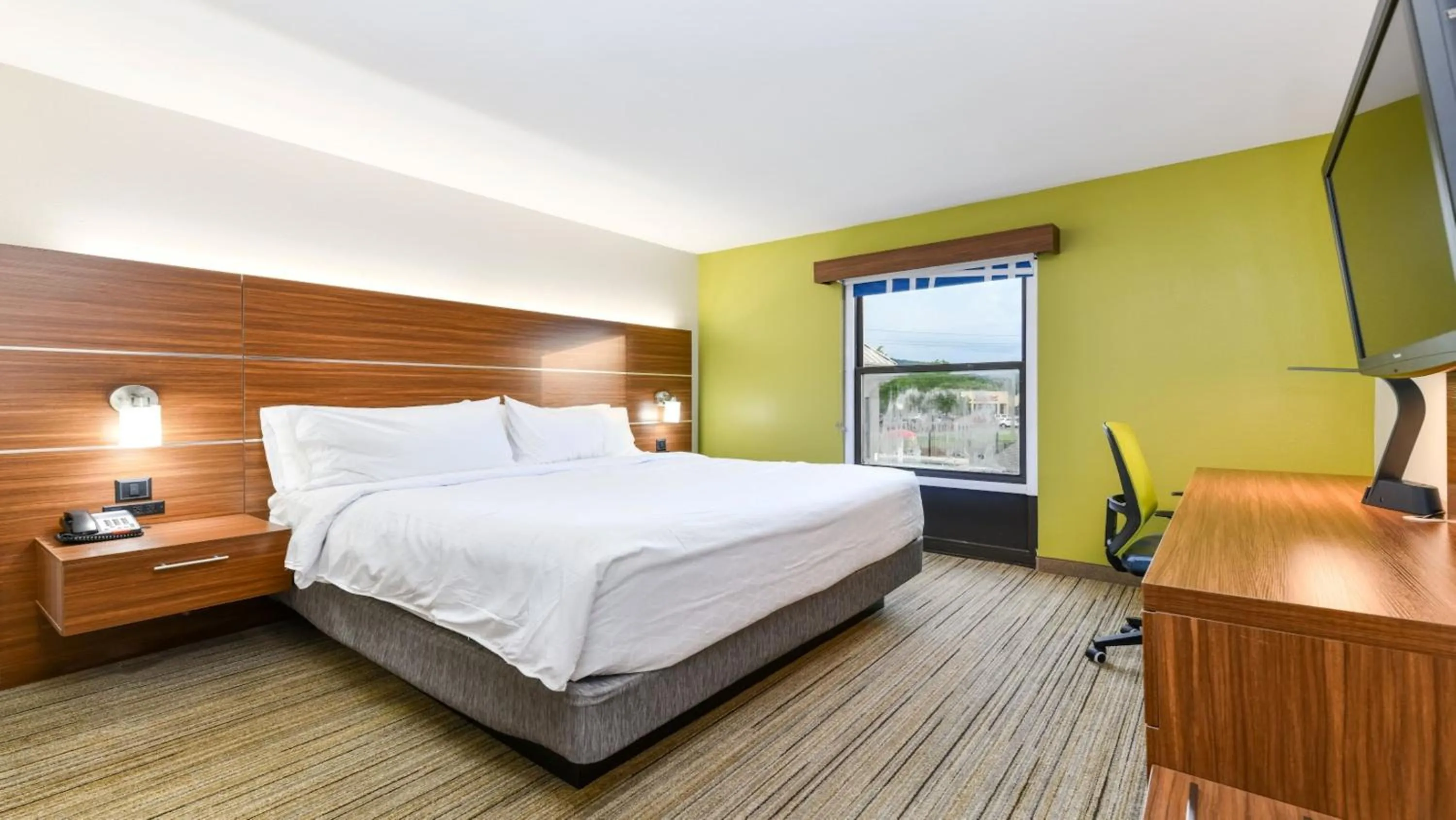 Bedroom, Bed in Holiday Inn Express Hotel & Suites Pigeon Forge by IHG