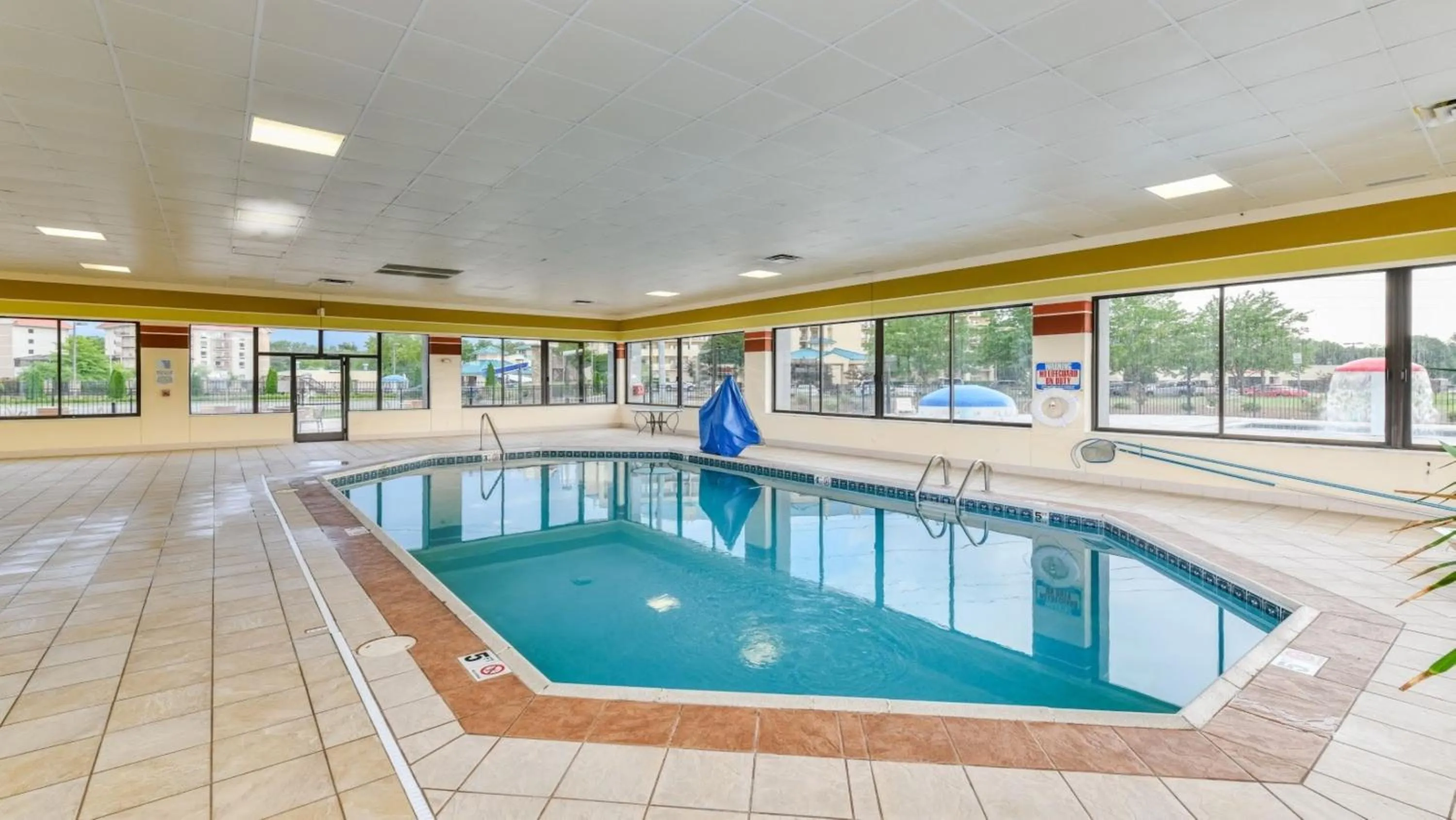 Swimming pool in Holiday Inn Express Hotel & Suites Pigeon Forge by IHG