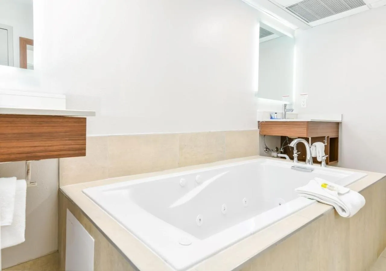 Bath in Holiday Inn Express Hotel & Suites Pigeon Forge by IHG