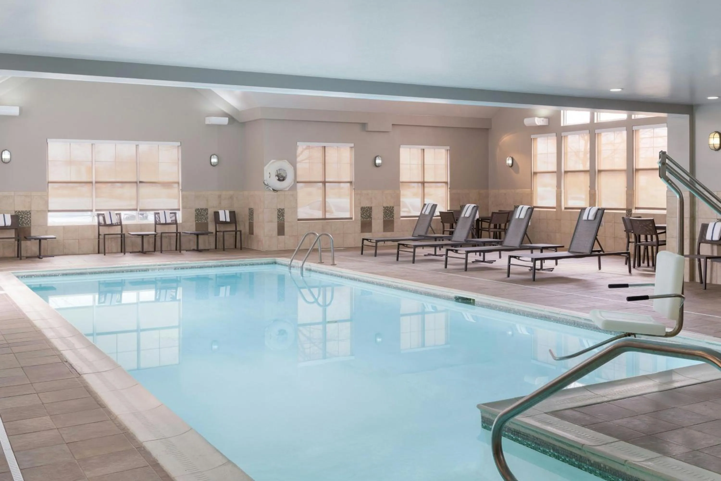 Swimming pool in Residence Inn Dayton North