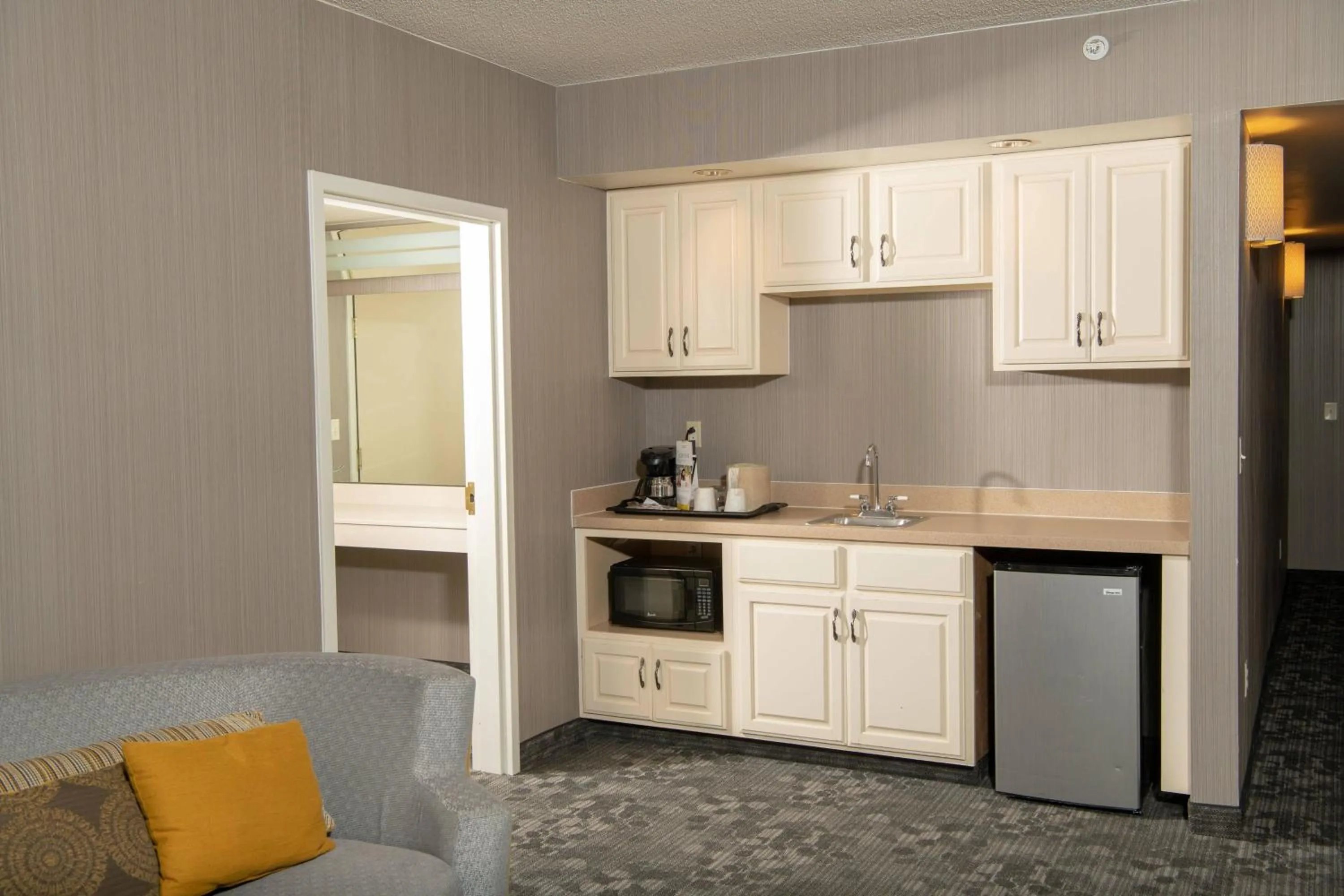 Kitchen or kitchenette in Courtyard by Marriott Erie Ambassador Conference Center