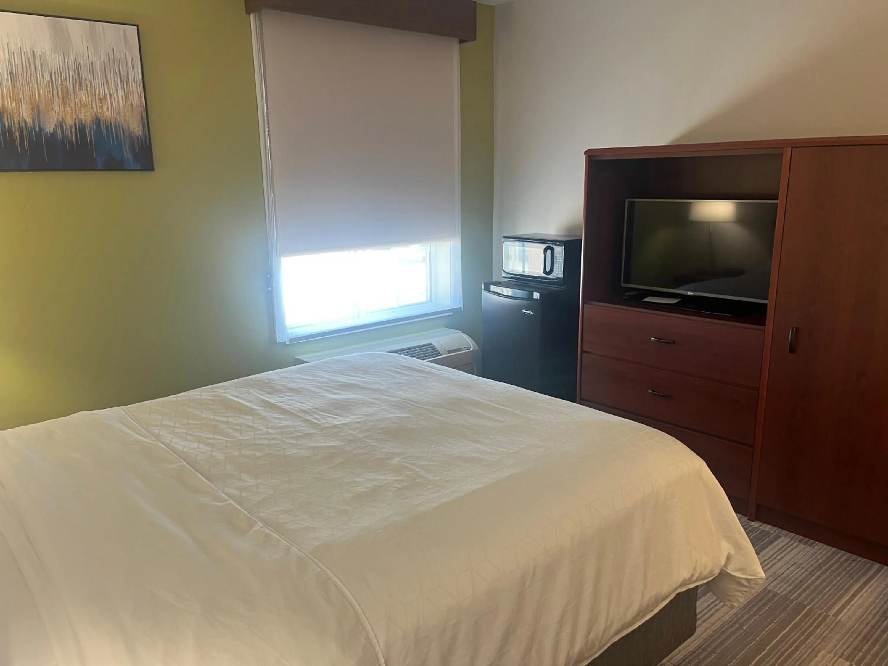 Bed in Holiday Inn Express Hotel & Suites Sioux Falls At Empire Mall by IHG