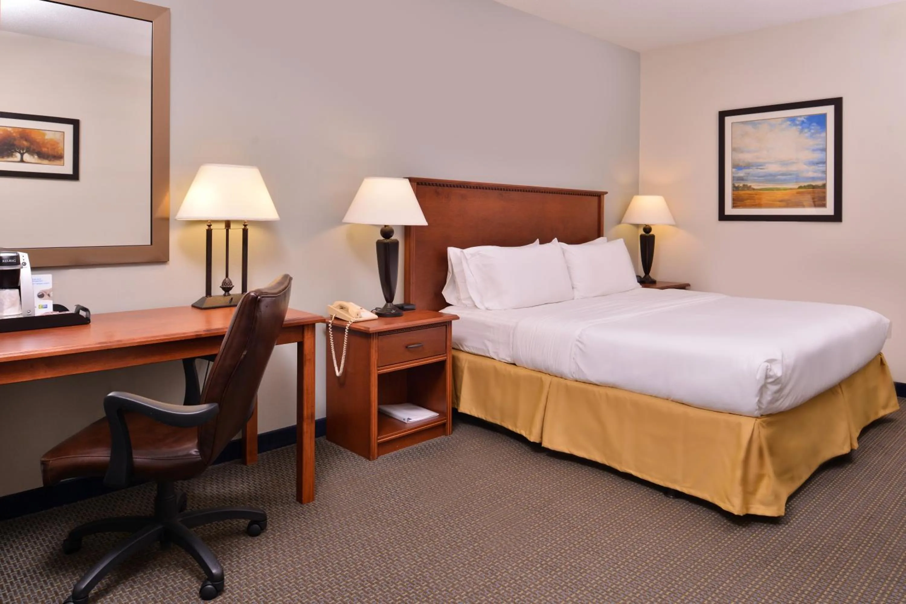 Photo of the whole room, Bed in Holiday Inn Express Hotel & Suites Sioux Falls At Empire Mall by IHG