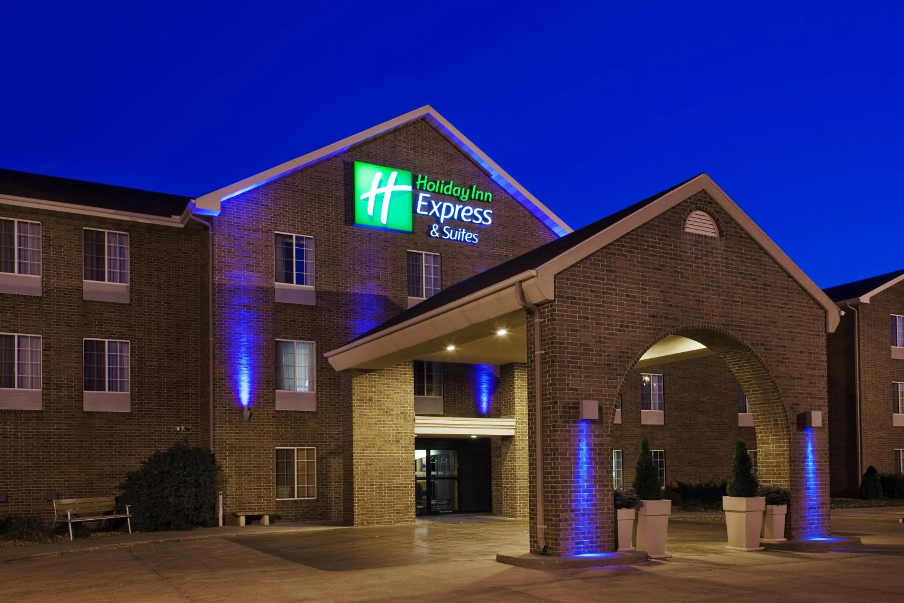 Property building in Holiday Inn Express Hotel & Suites Sioux Falls At Empire Mall by IHG