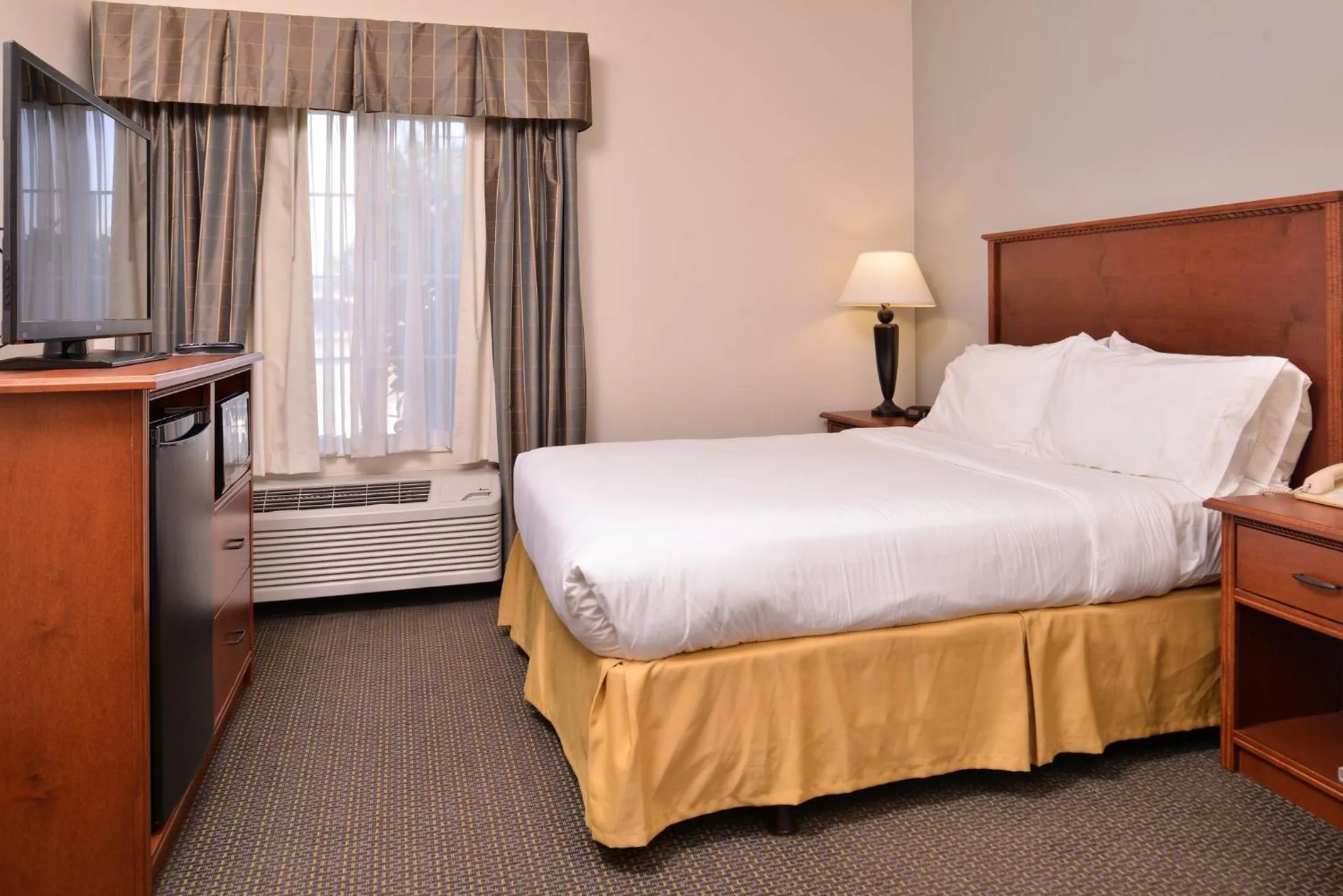 Photo of the whole room, Bed in Holiday Inn Express Hotel & Suites Sioux Falls At Empire Mall by IHG