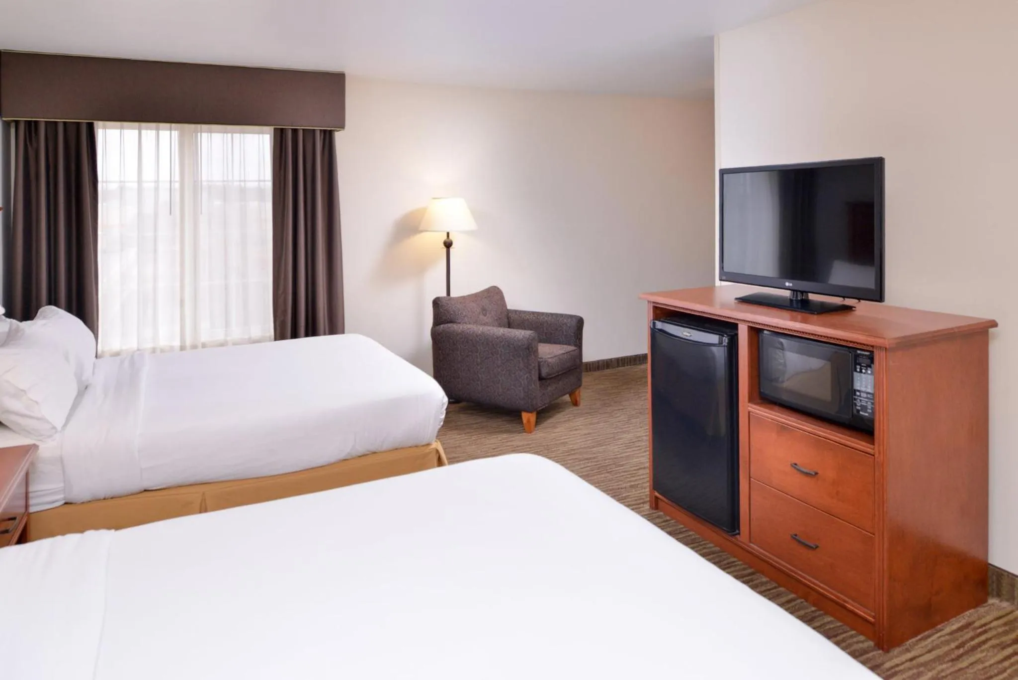 Photo of the whole room, Bed in Holiday Inn Express Hotel & Suites Sioux Falls At Empire Mall by IHG