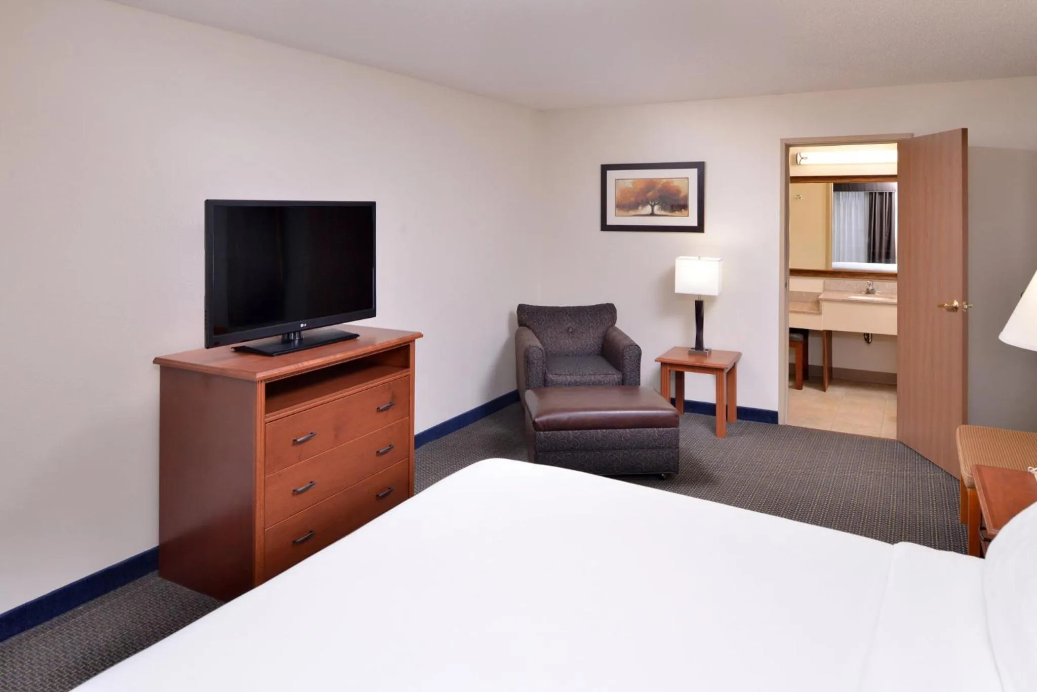 Photo of the whole room, Bed in Holiday Inn Express Hotel & Suites Sioux Falls At Empire Mall by IHG