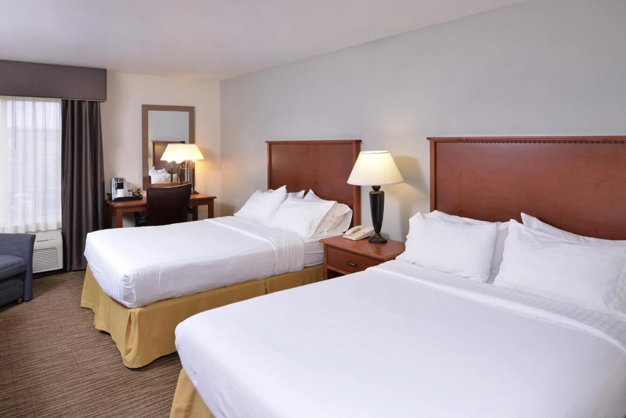 Photo of the whole room, Bed in Holiday Inn Express Hotel & Suites Sioux Falls At Empire Mall by IHG