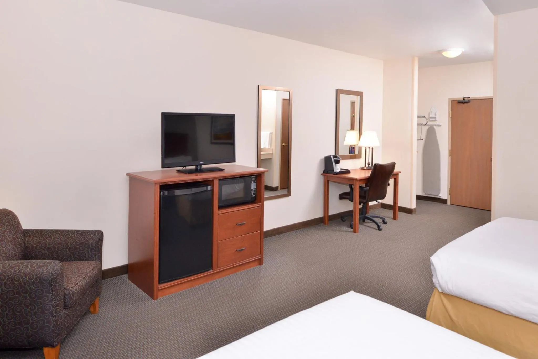 Photo of the whole room, Bed in Holiday Inn Express Hotel & Suites Sioux Falls At Empire Mall by IHG