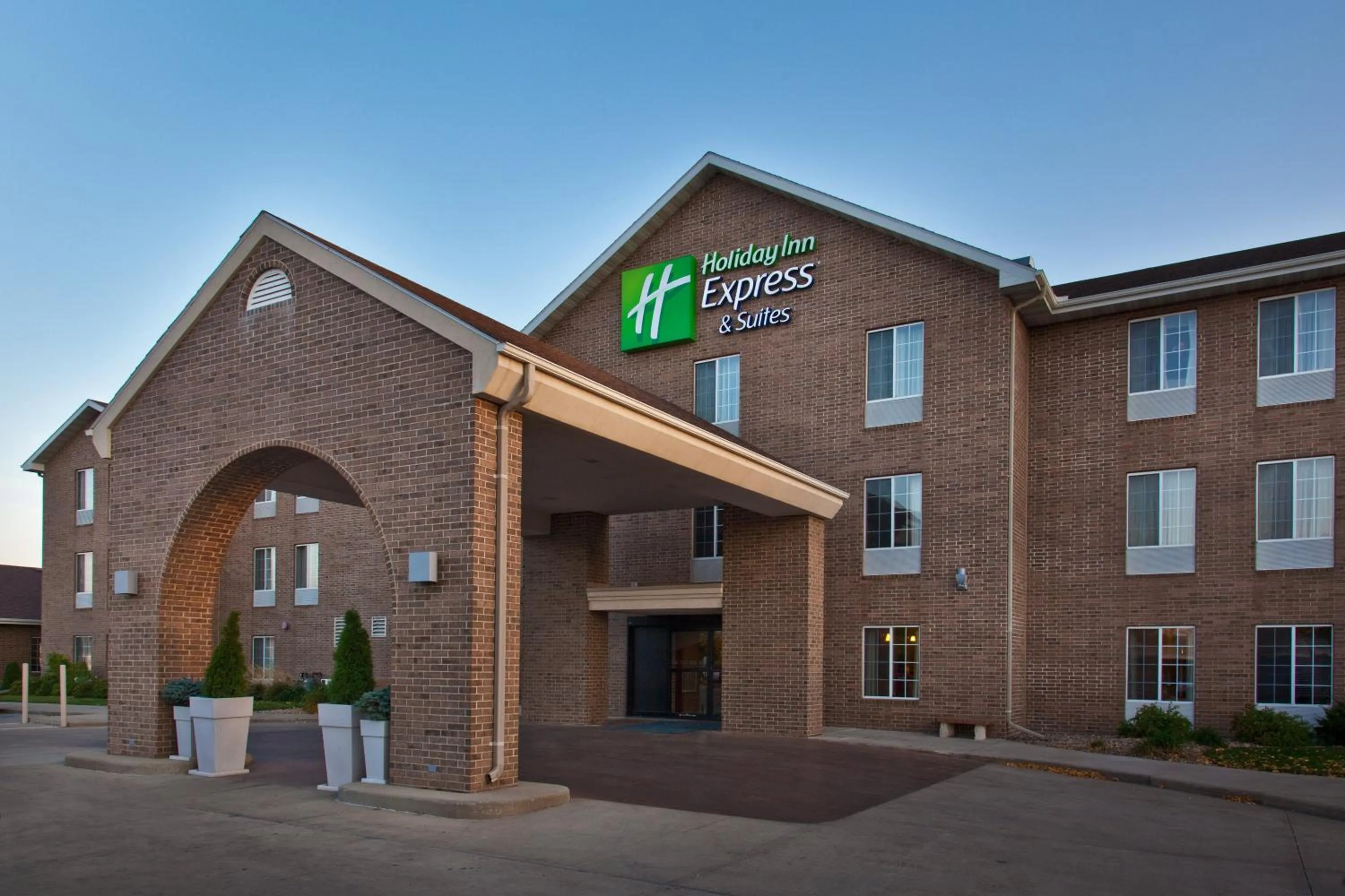 Property building in Holiday Inn Express Hotel & Suites Sioux Falls At Empire Mall by IHG