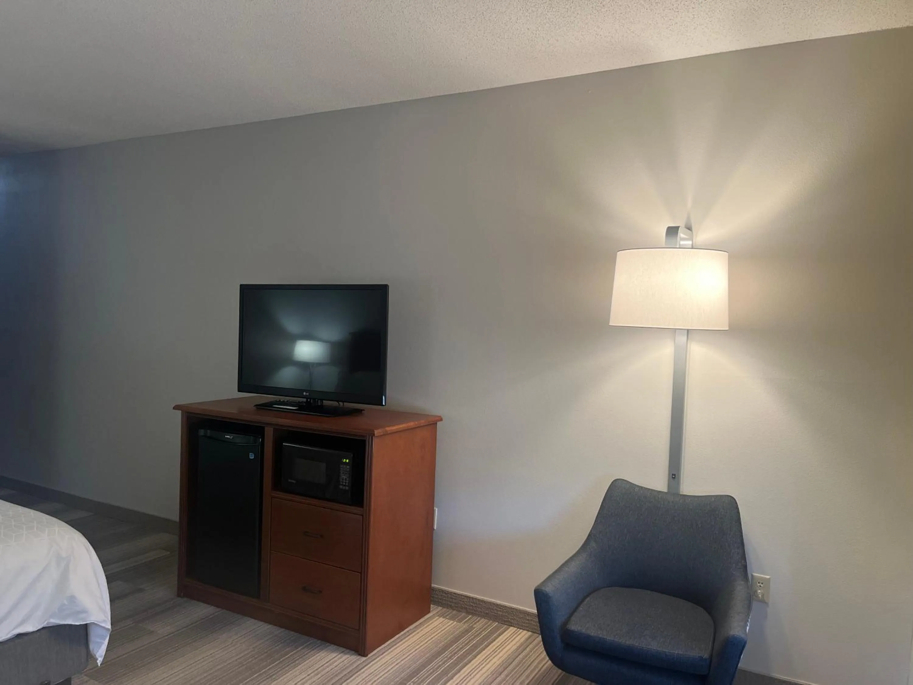 Bed in Holiday Inn Express Hotel & Suites Sioux Falls At Empire Mall by IHG