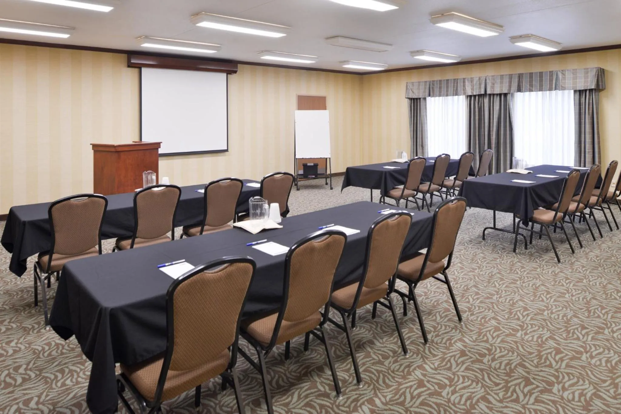 Meeting/conference room in Holiday Inn Express Hotel & Suites Sioux Falls At Empire Mall by IHG