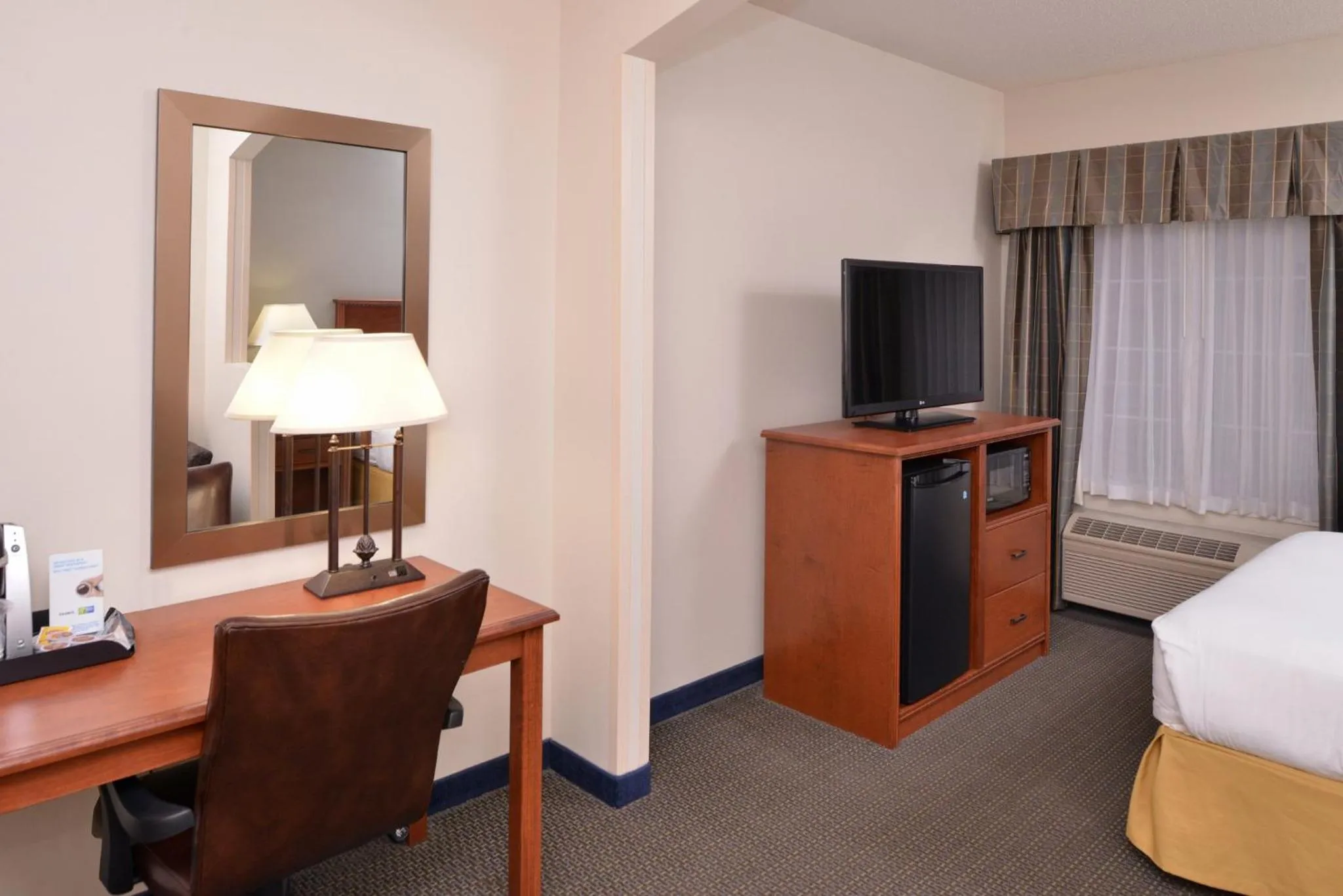 Photo of the whole room, Bed in Holiday Inn Express Hotel & Suites Sioux Falls At Empire Mall by IHG