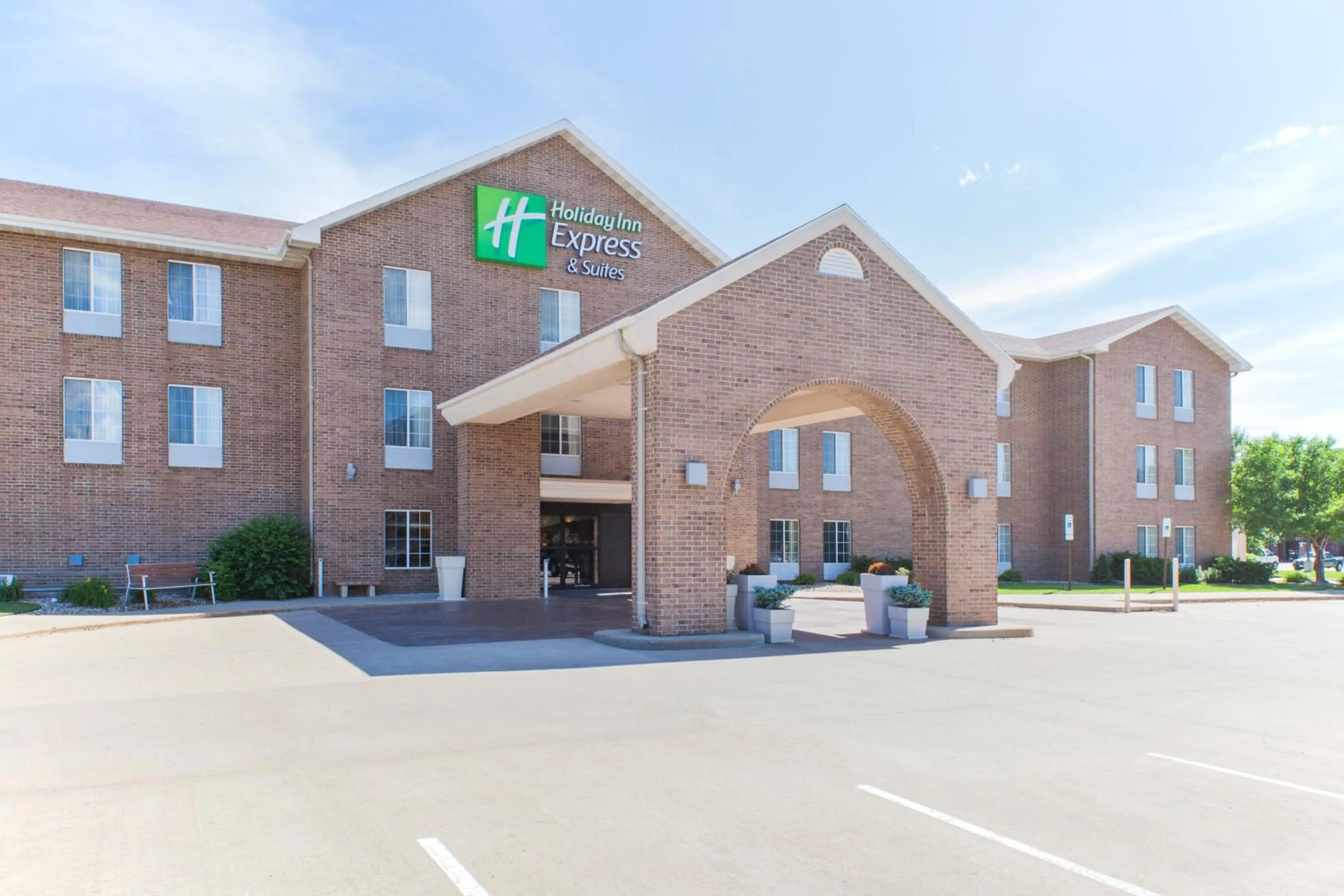 Property building in Holiday Inn Express Hotel & Suites Sioux Falls At Empire Mall by IHG