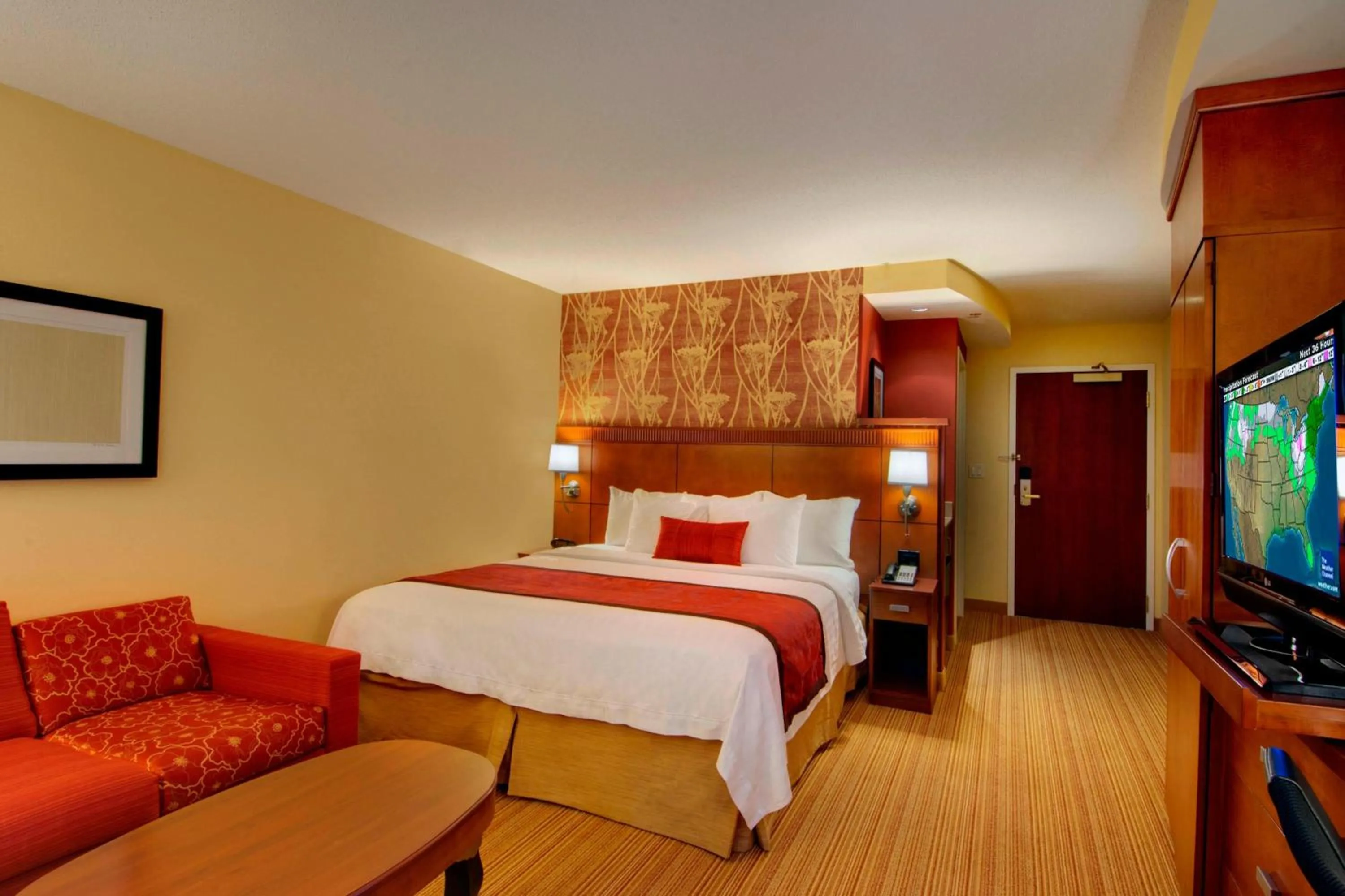 Photo of the whole room, Bed in Courtyard by Marriott Madison East