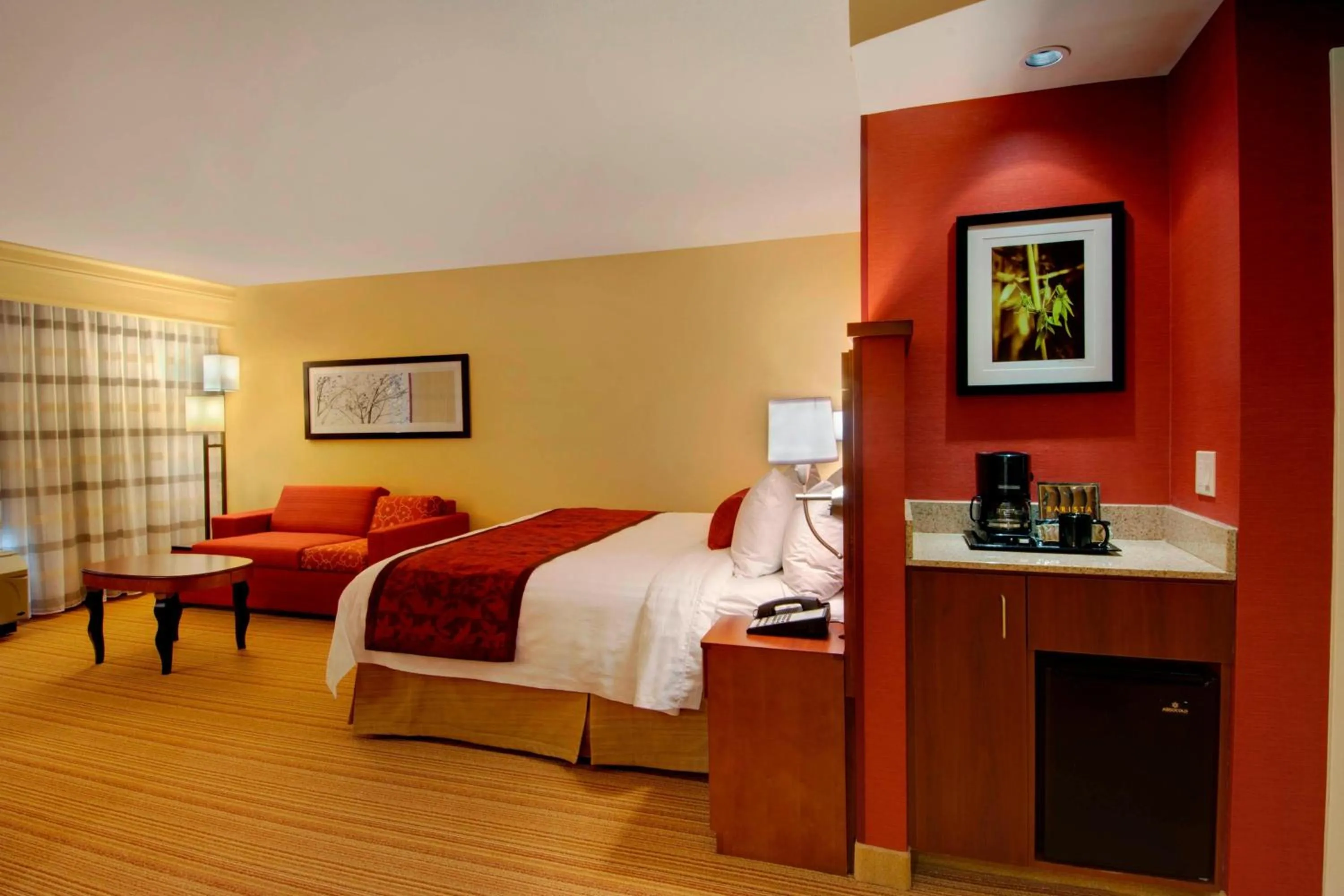 Photo of the whole room, Bed in Courtyard by Marriott Madison East