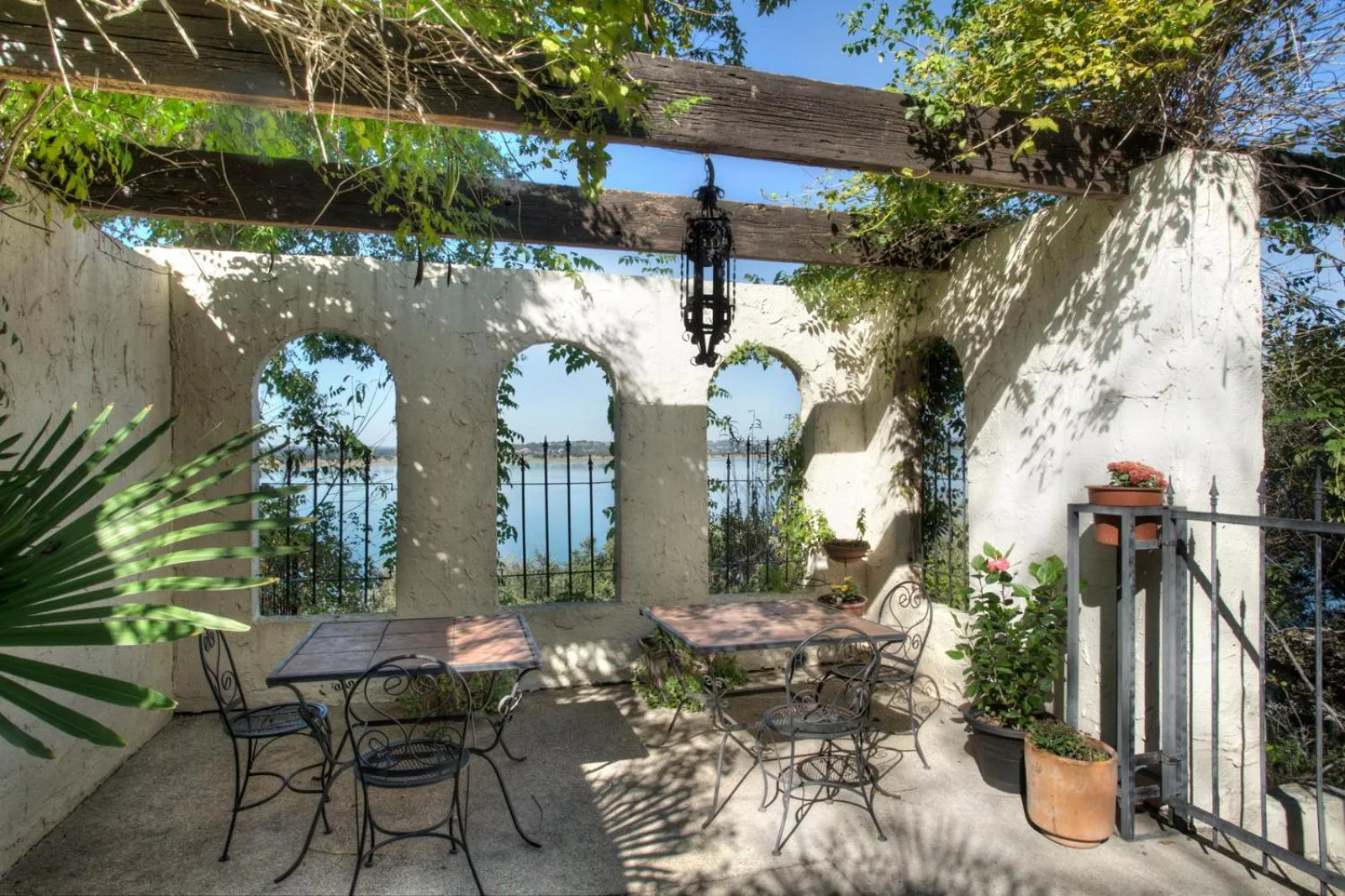 Lakehouse Bed and Breakfast