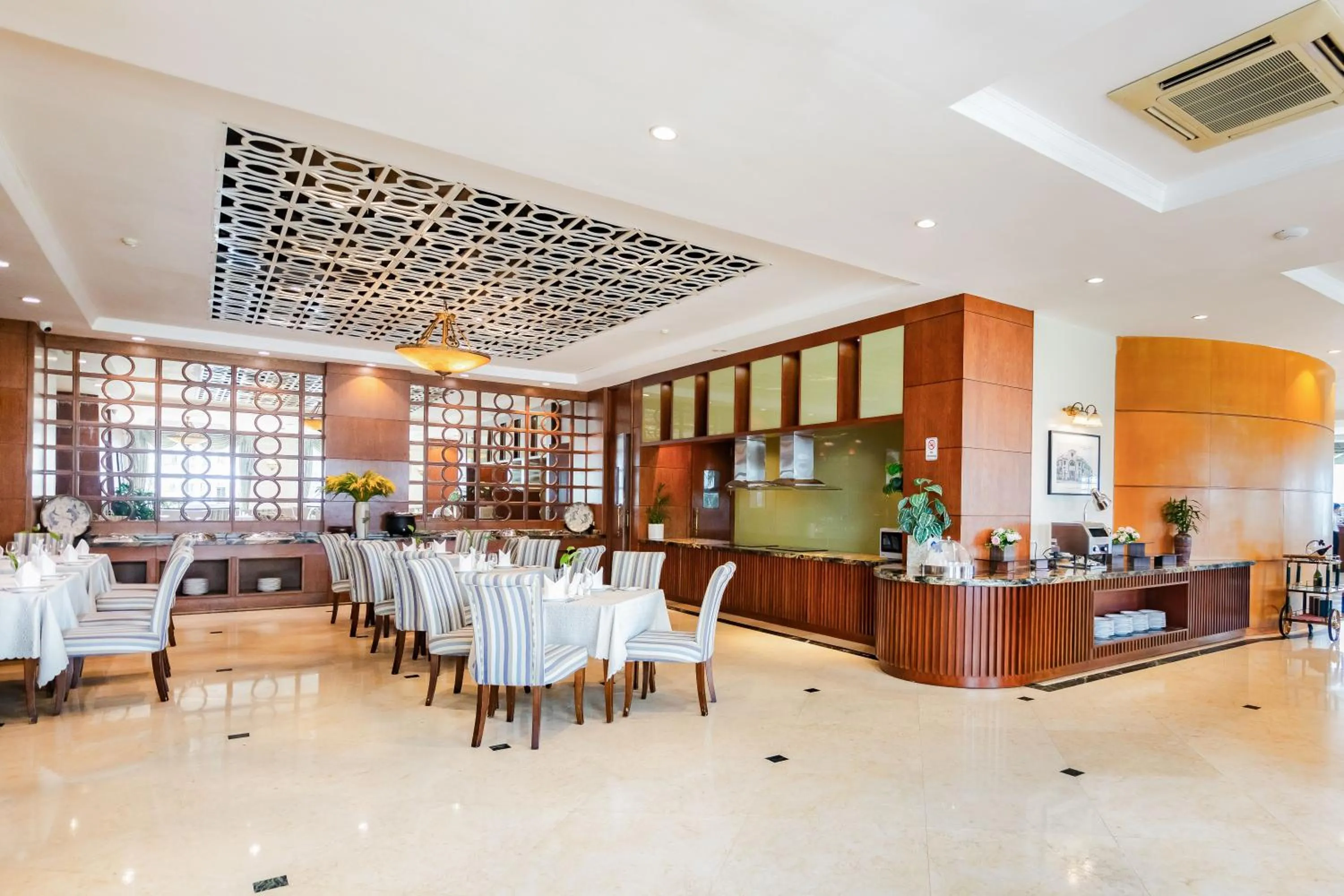 Restaurant/places to eat in Pearl River Hotel