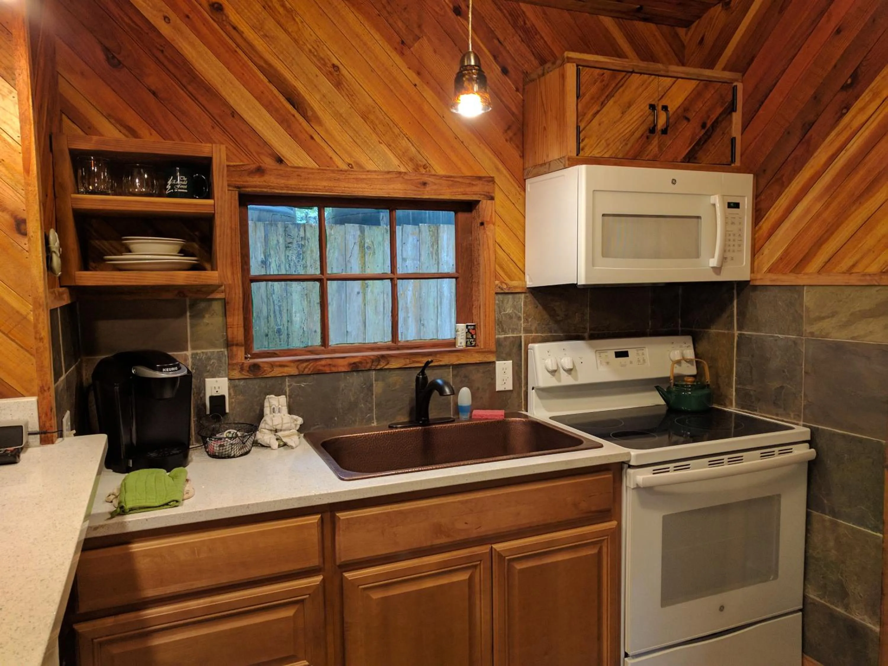 Deluxe Bungalow - Pets are allowed here in Emerald Forest Cabins